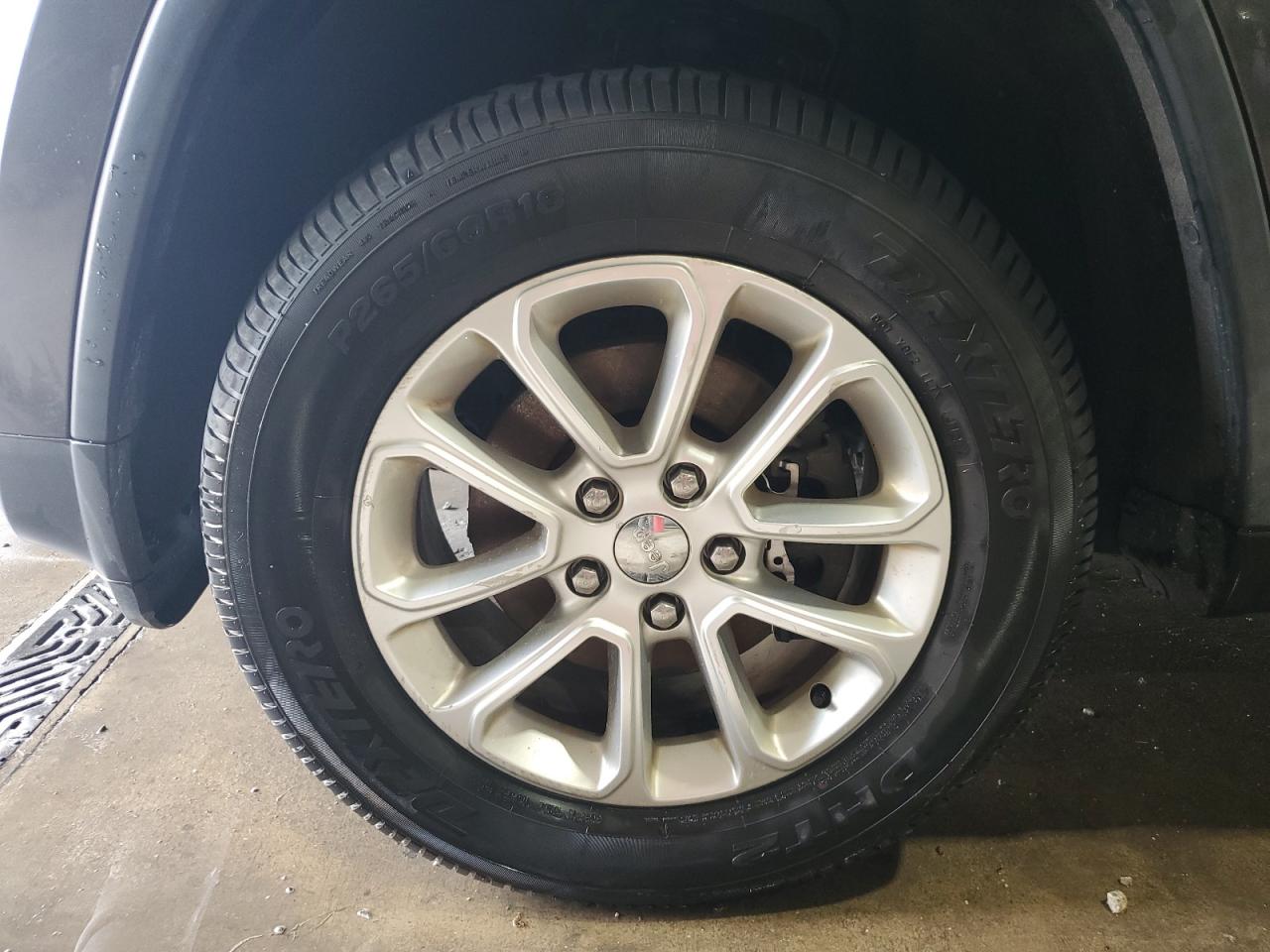 2015 Jeep Grand Cherokee Laredo Gray vin: 1C4RJFAG1FC212433 Damage: Left Front Tire, Worn, Replacement Required