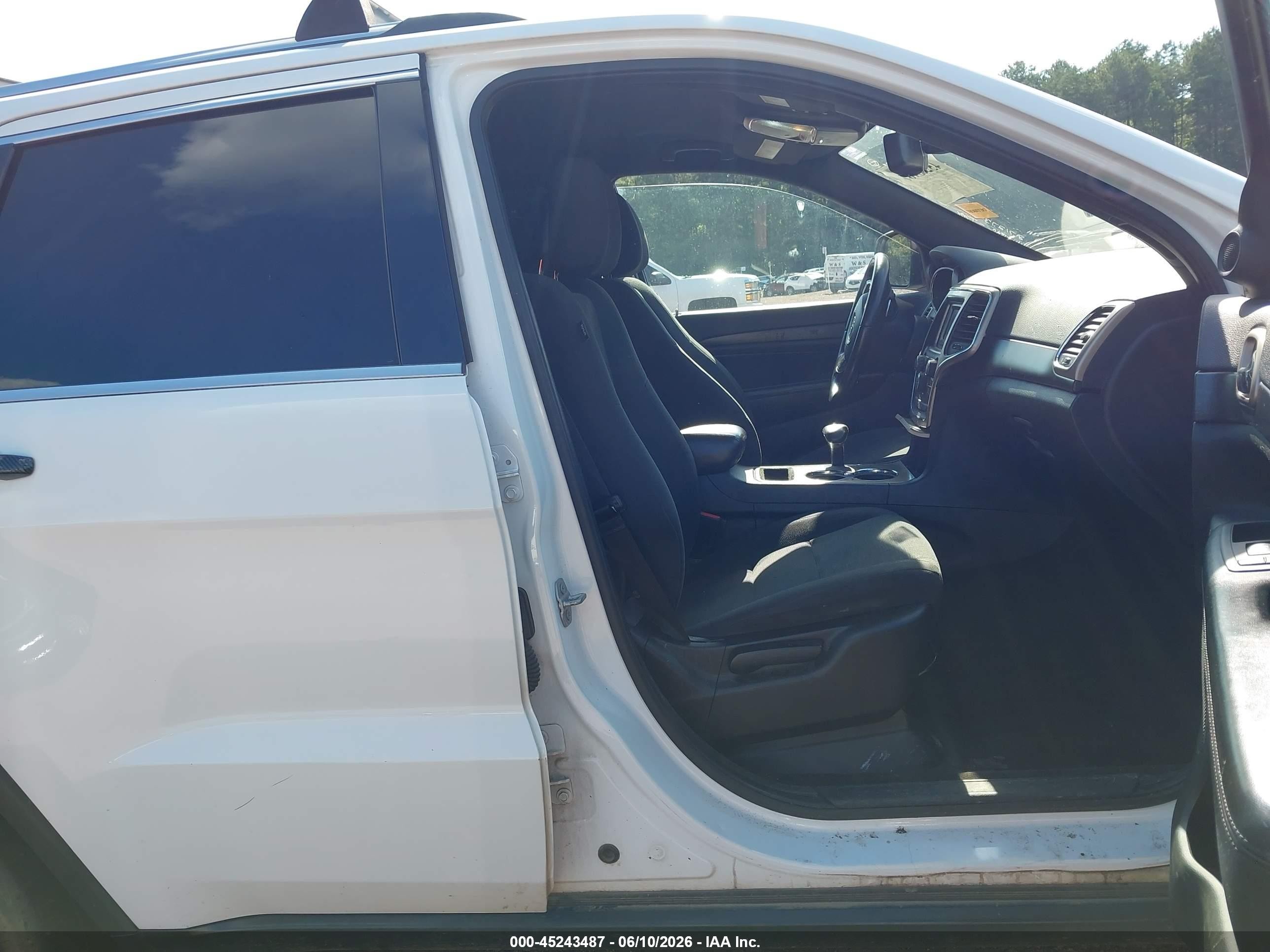 2015 Jeep Grand Cherokee Laredo White vin: 1C4RJFAG1FC871273