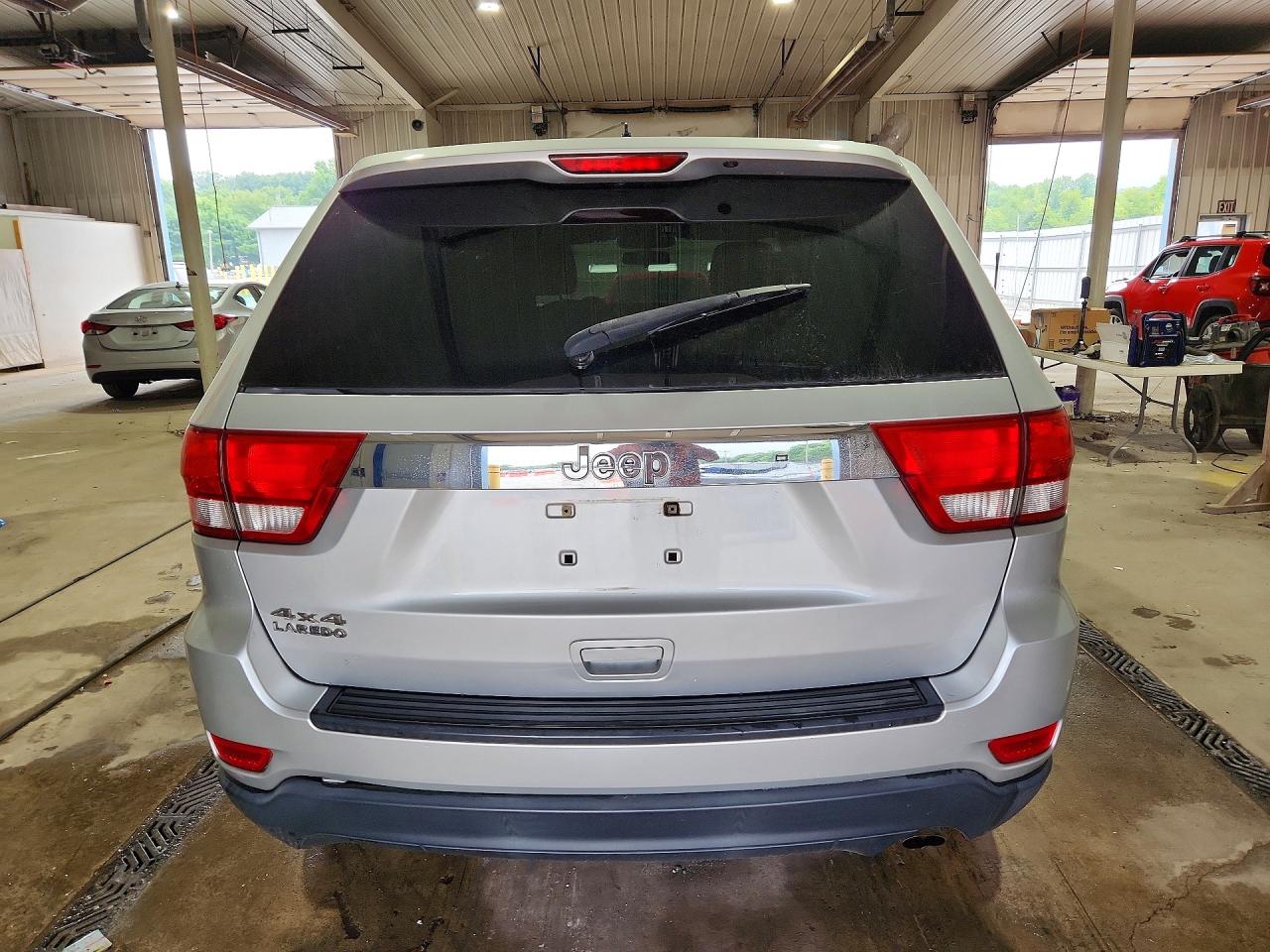 2012 Jeep Grand Cherokee Laredo Silver vin: 1C4RJFAG2CC117603