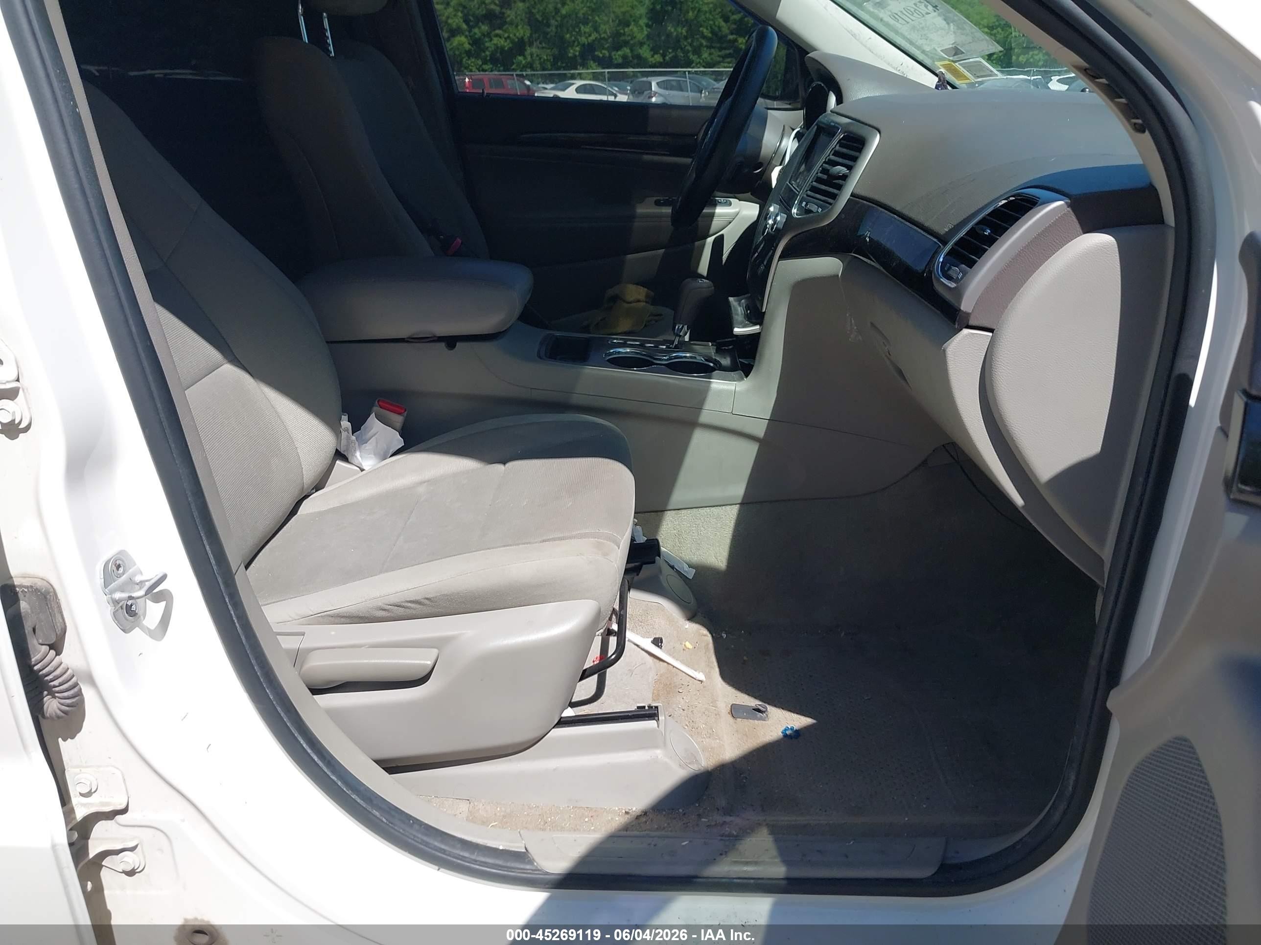 2012 Jeep Grand Cherokee Laredo White vin: 1C4RJFAG2CC352440