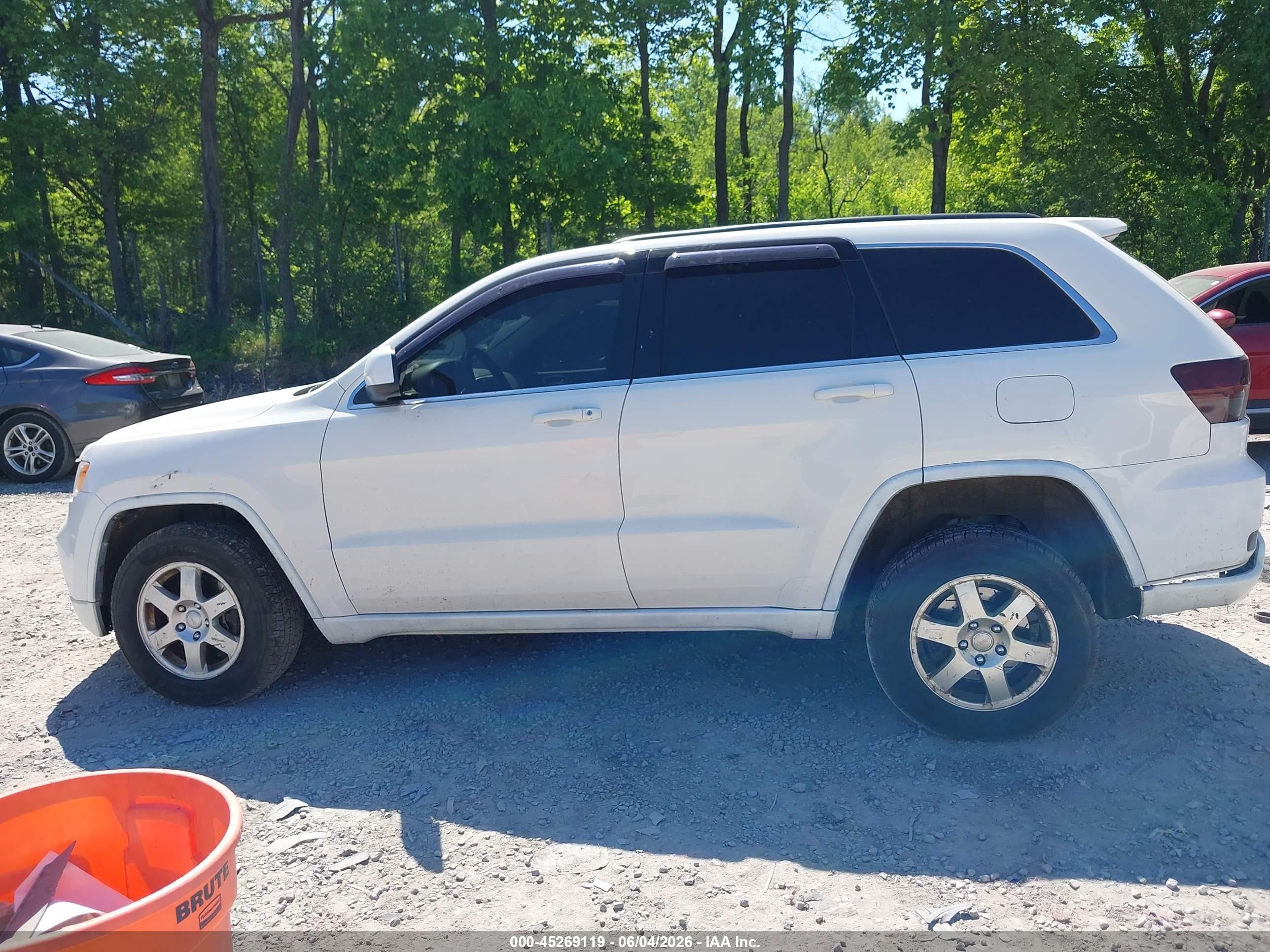 2012 Jeep Grand Cherokee Laredo White vin: 1C4RJFAG2CC352440