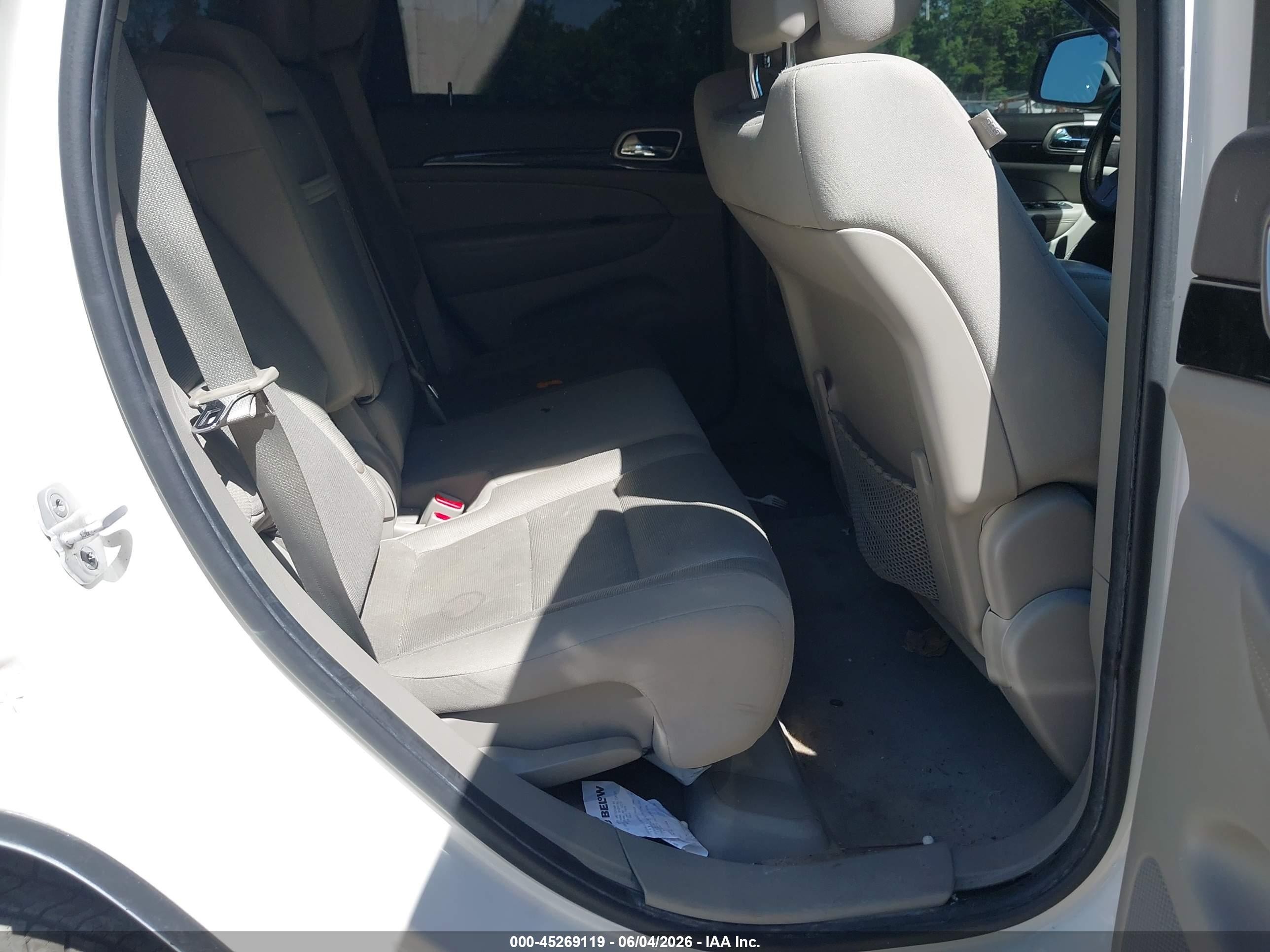 2012 Jeep Grand Cherokee Laredo White vin: 1C4RJFAG2CC352440