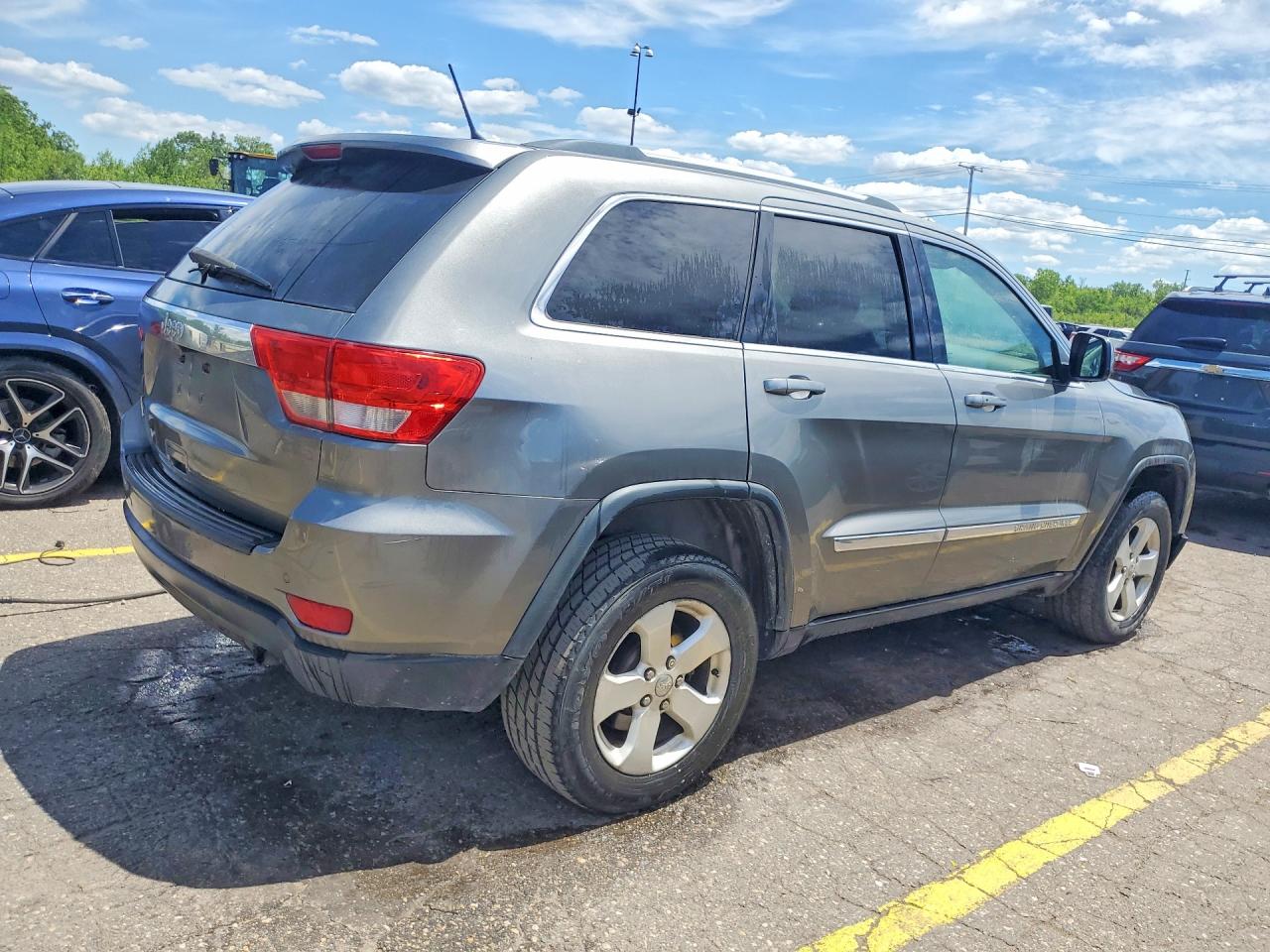2013 Jeep Grand Cherokee Laredo Silver vin: 1C4RJFAG2DC581217