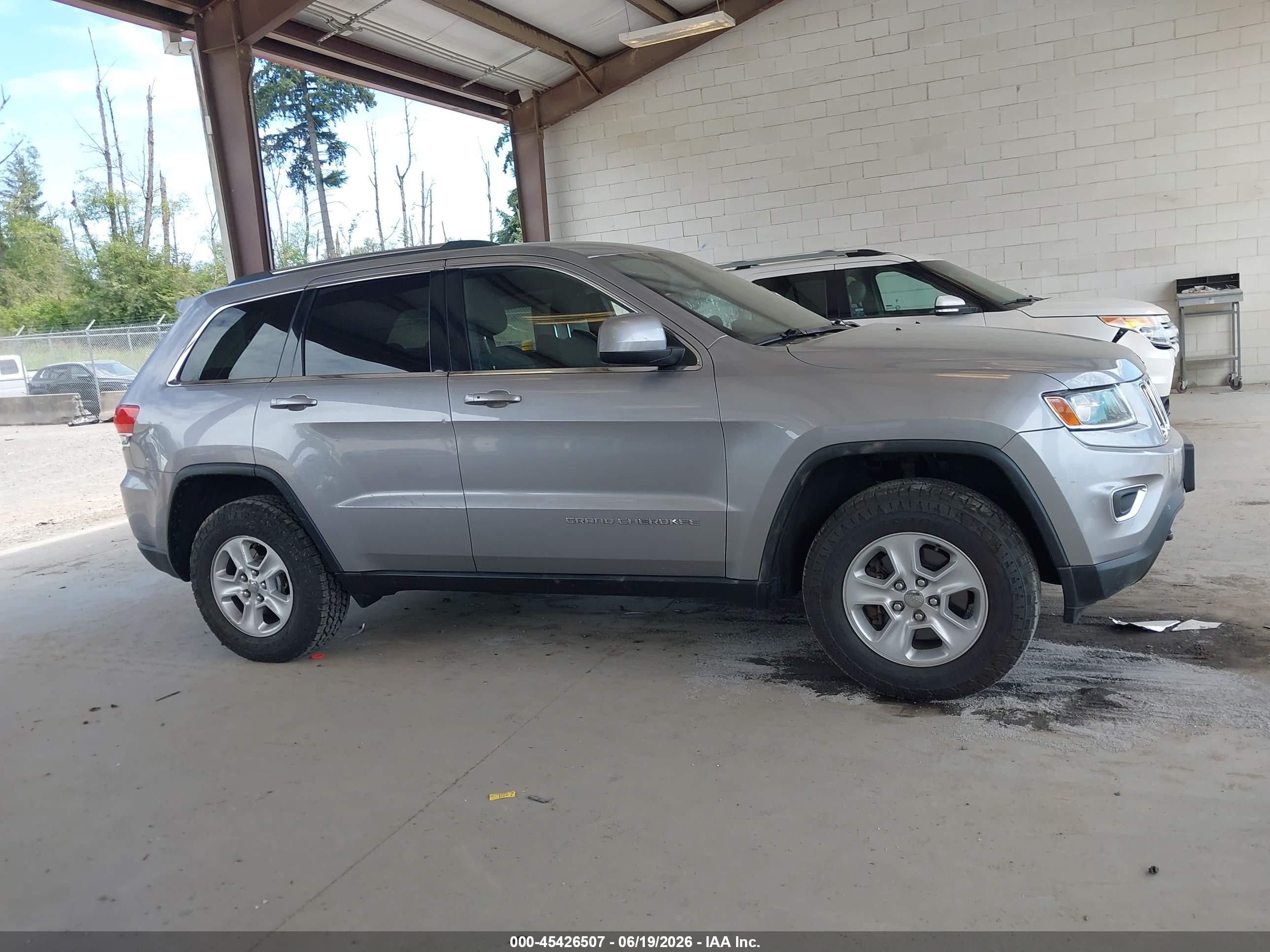 2014 Jeep Grand Cherokee Laredo Silver vin: 1C4RJFAG2EC341067