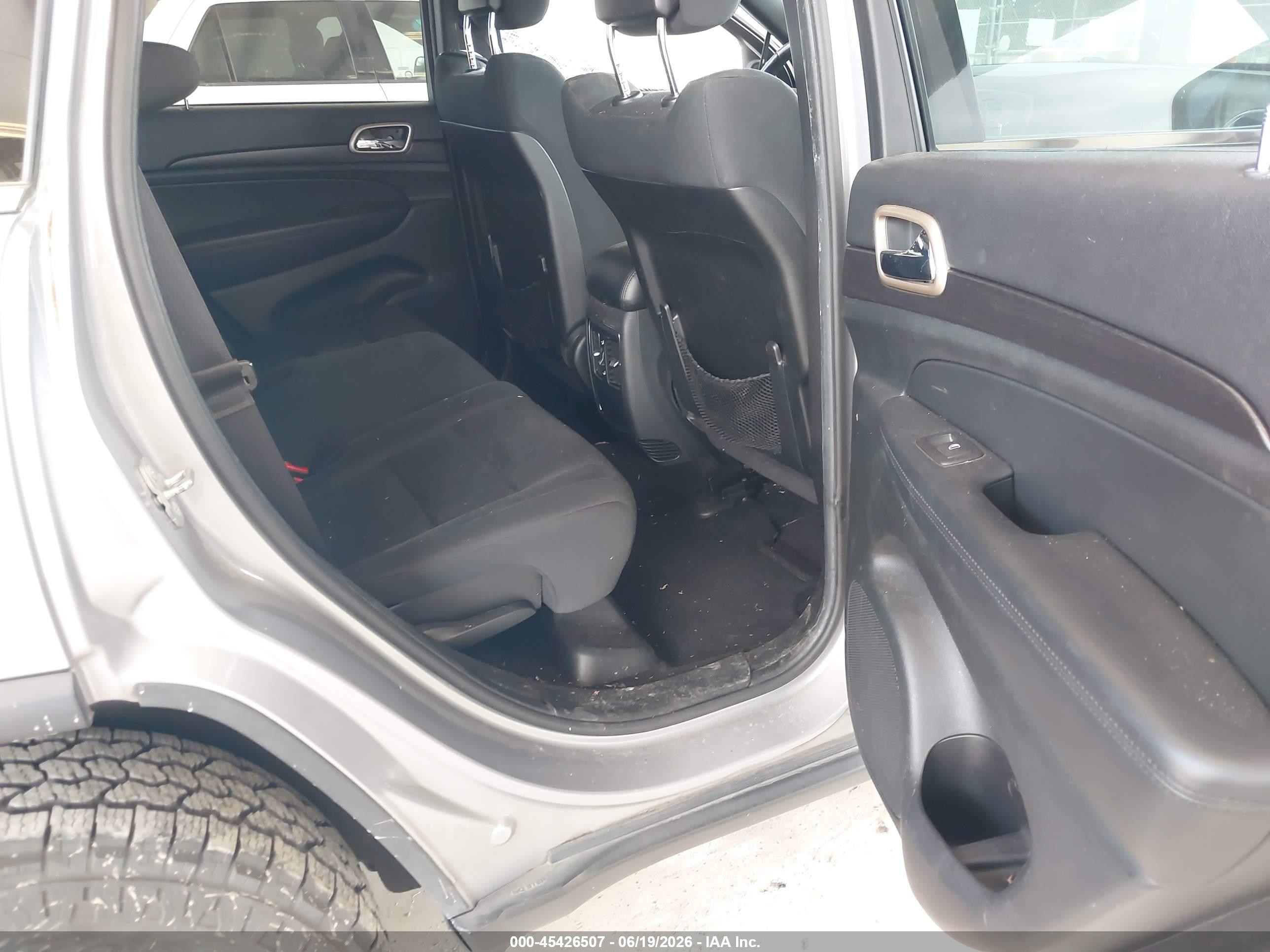 2014 Jeep Grand Cherokee Laredo Silver vin: 1C4RJFAG2EC341067