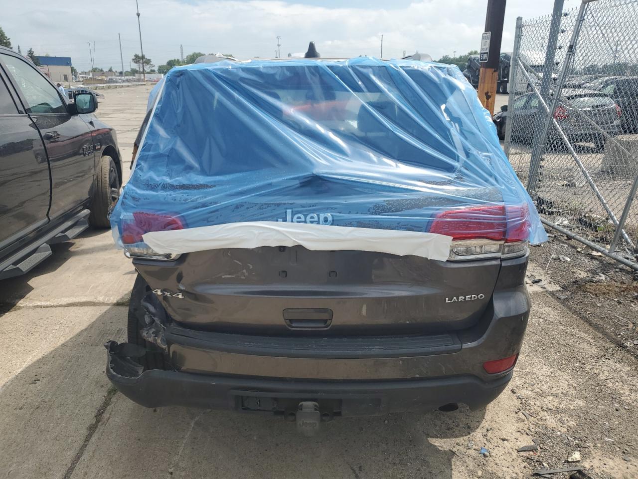 2015 Jeep Grand Cherokee Laredo Серый vin: 1C4RJFAG2FC671826