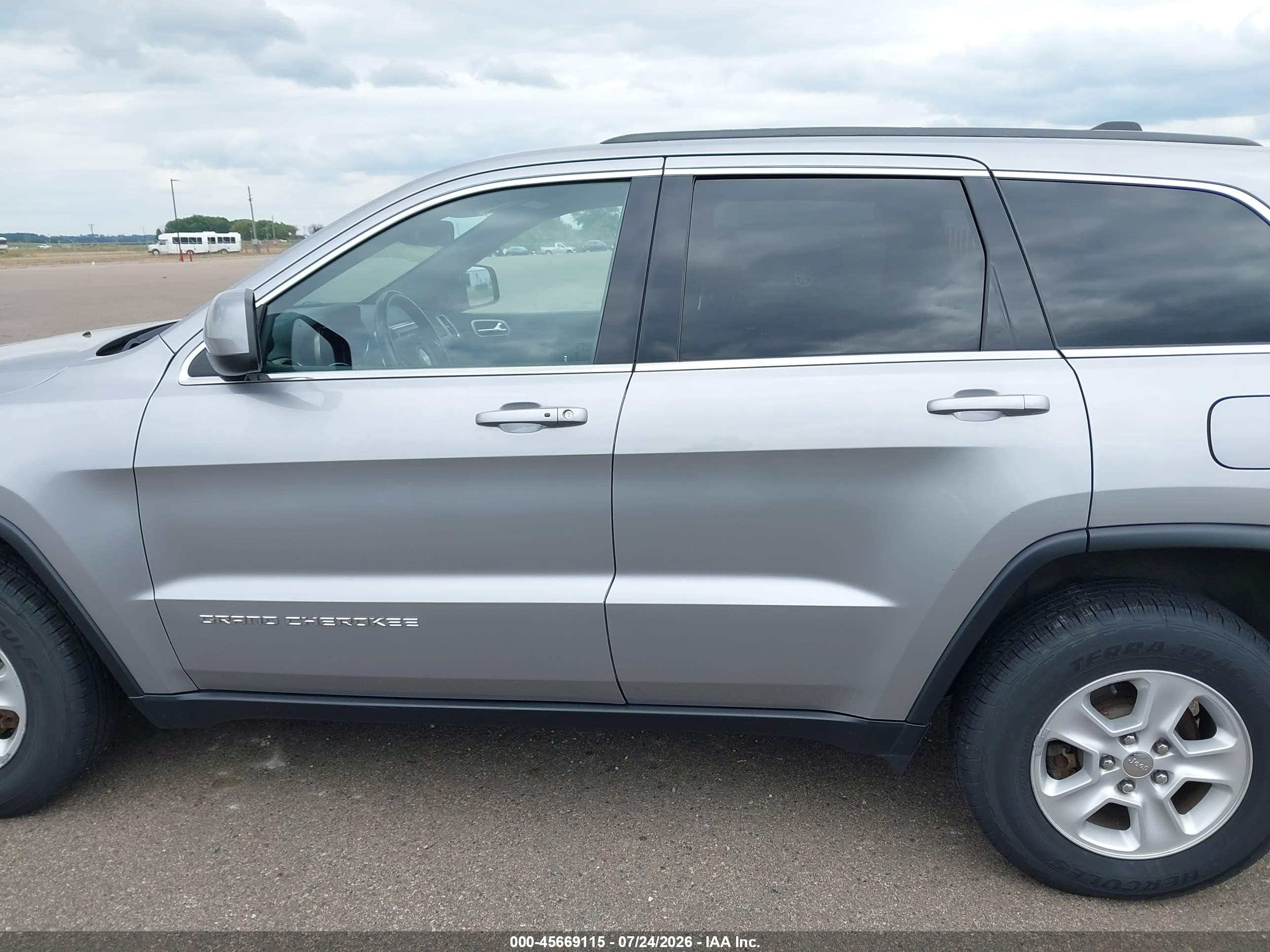 2015 Jeep Grand Cherokee Laredo Silver vin: 1C4RJFAG2FC708390