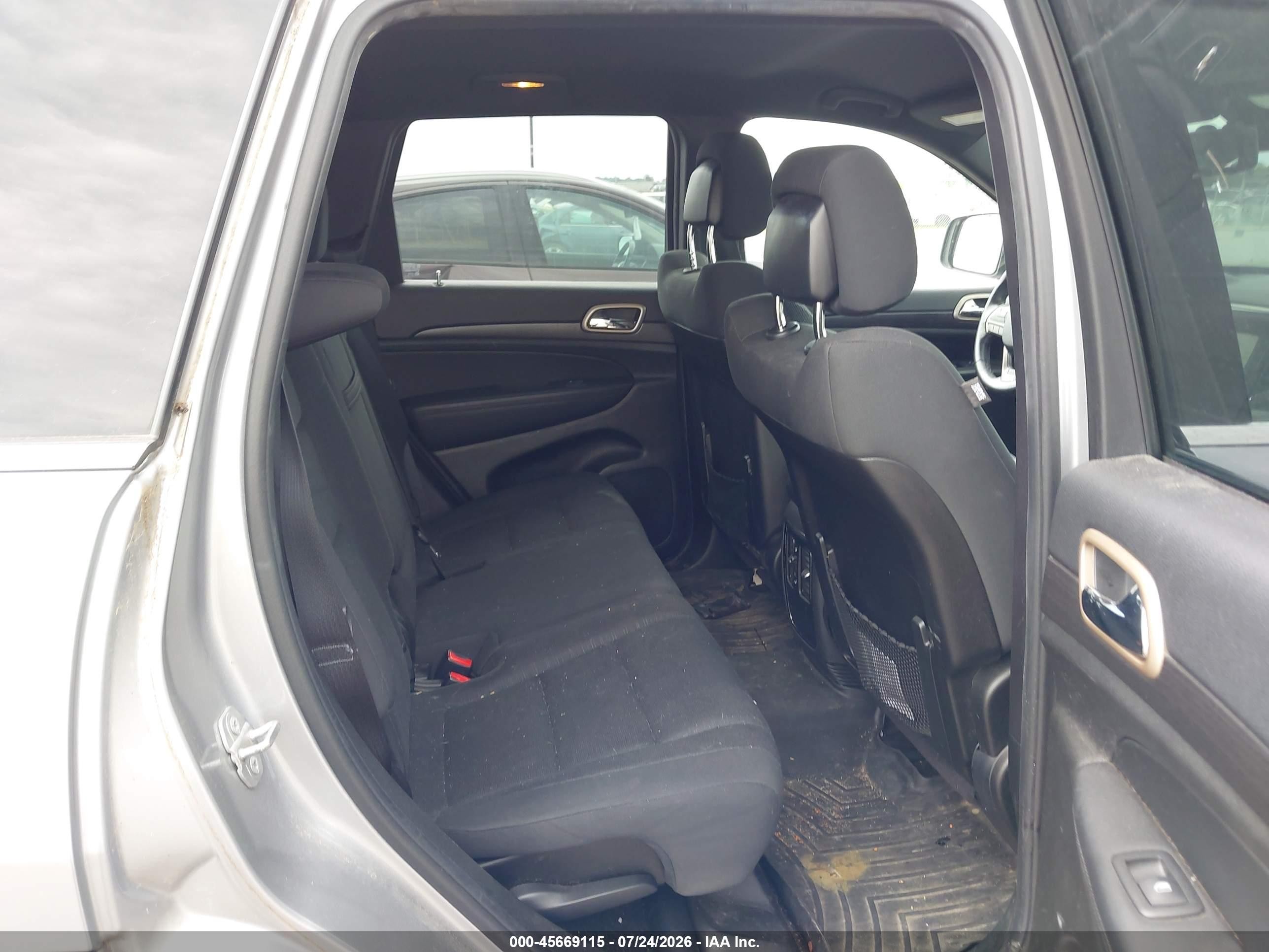 2015 Jeep Grand Cherokee Laredo Silver vin: 1C4RJFAG2FC708390