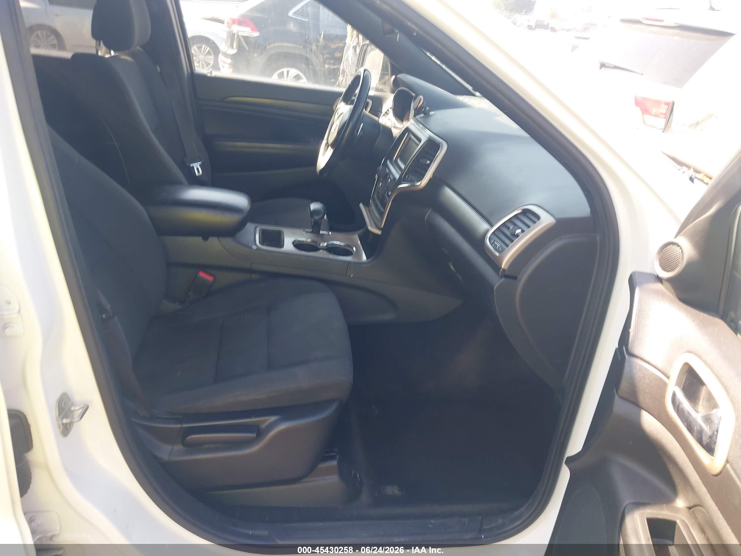 2015 Jeep Grand Cherokee Laredo White vin: 1C4RJFAG2FC893783