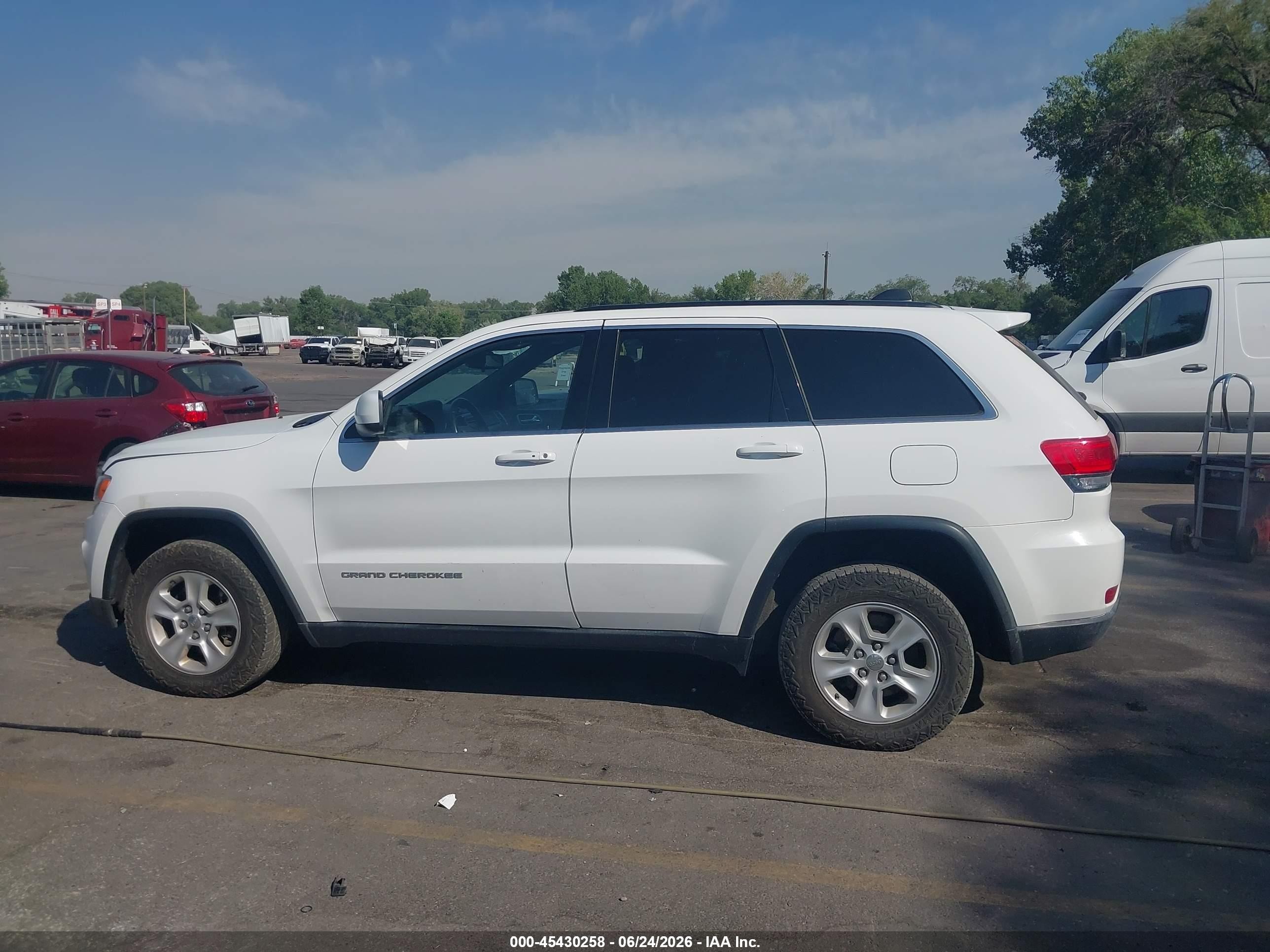 2015 Jeep Grand Cherokee Laredo White vin: 1C4RJFAG2FC893783