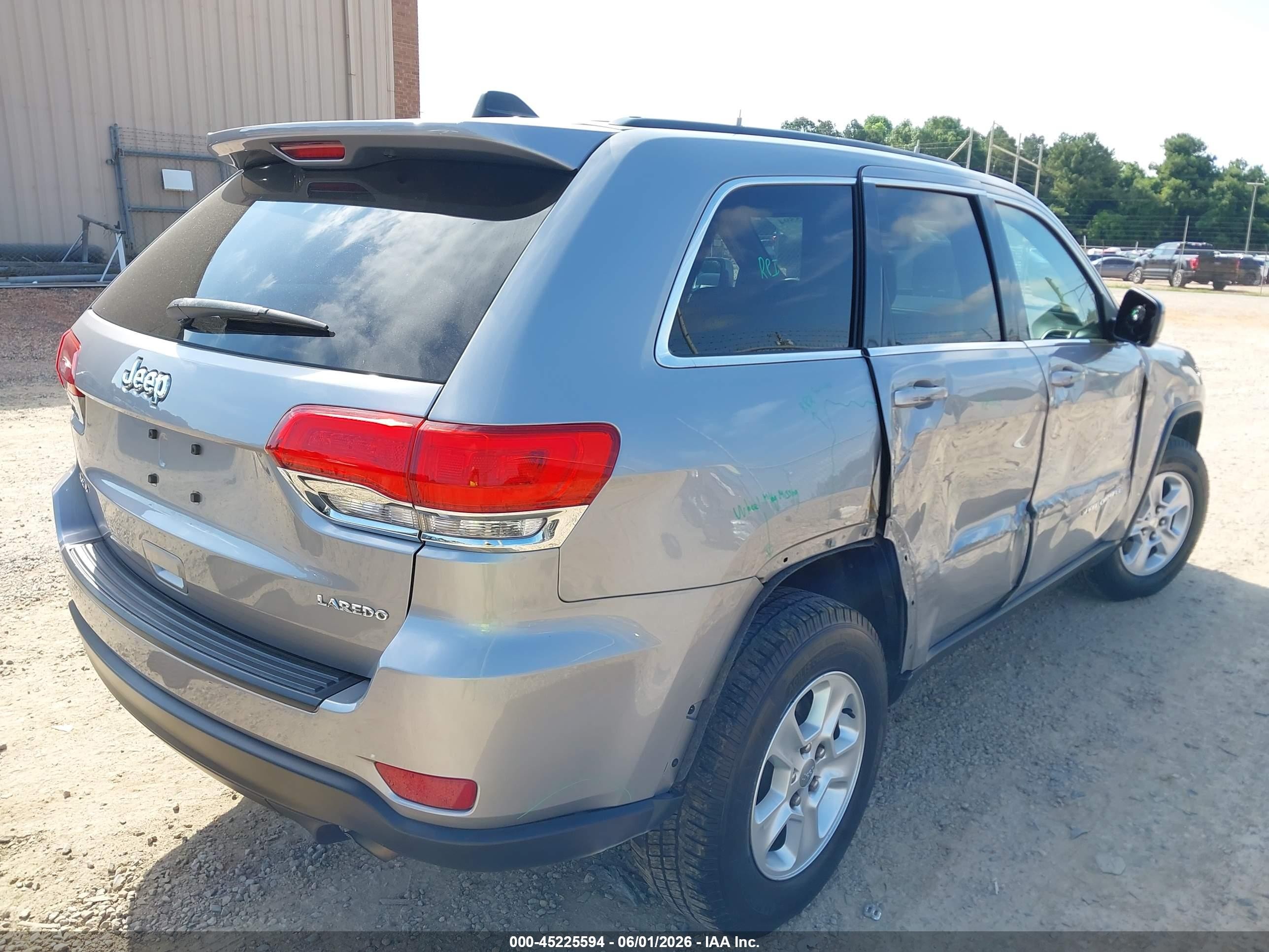 2015 Jeep Grand Cherokee Laredo Серебряный vin: 1C4RJFAG2FC940973