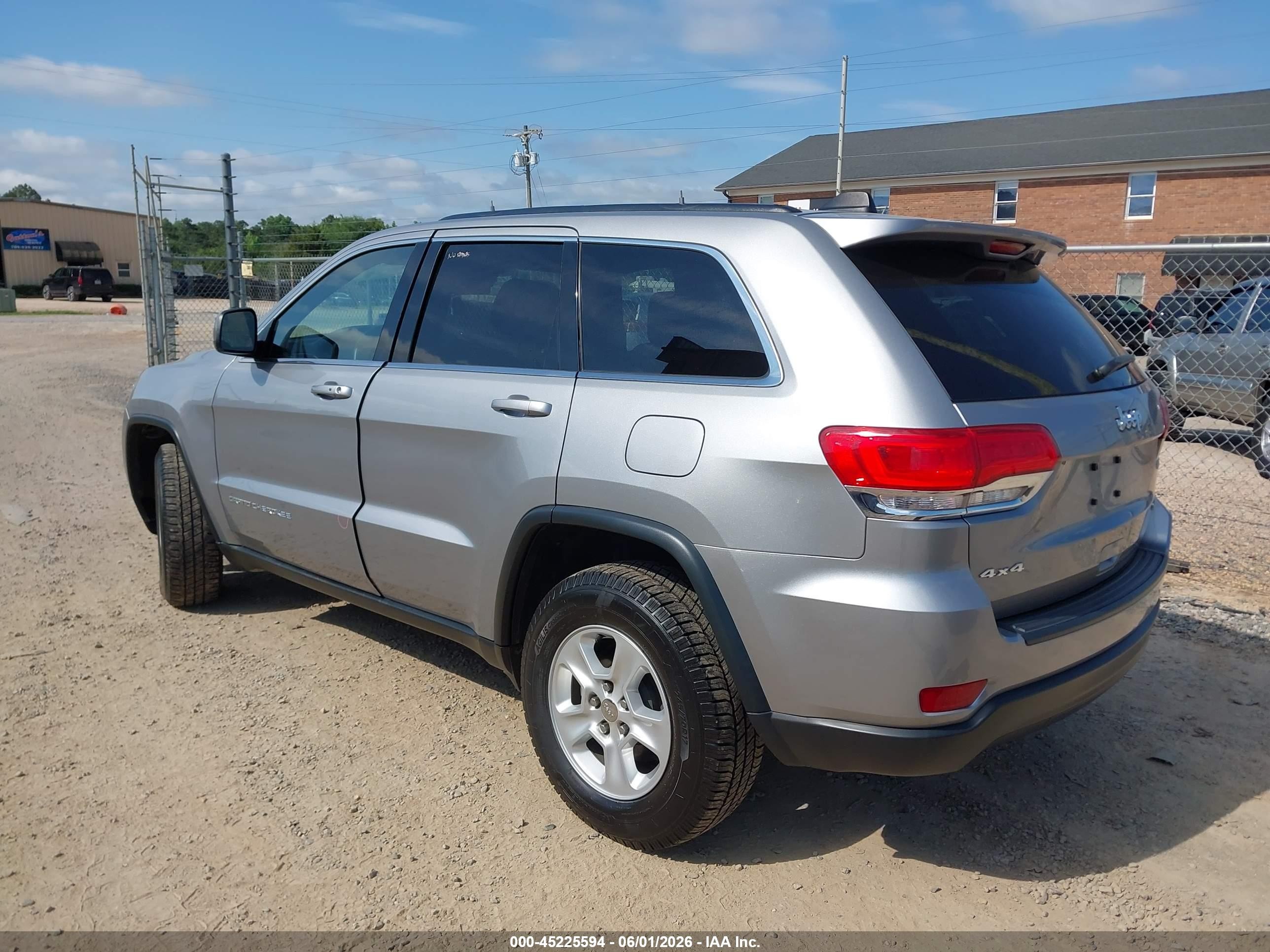 2015 Jeep Grand Cherokee Laredo Серебряный vin: 1C4RJFAG2FC940973
