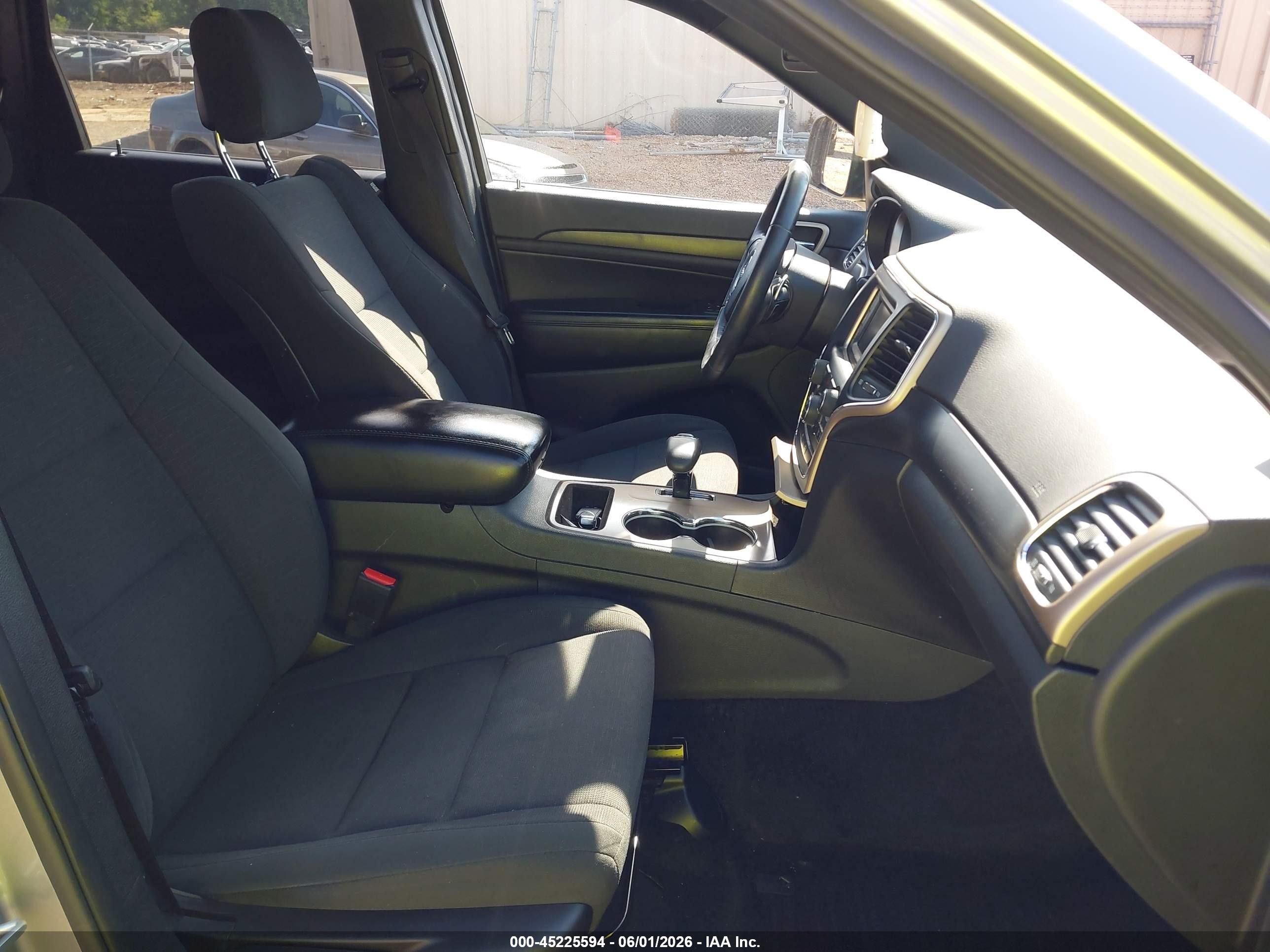 2015 Jeep Grand Cherokee Laredo Серебряный vin: 1C4RJFAG2FC940973