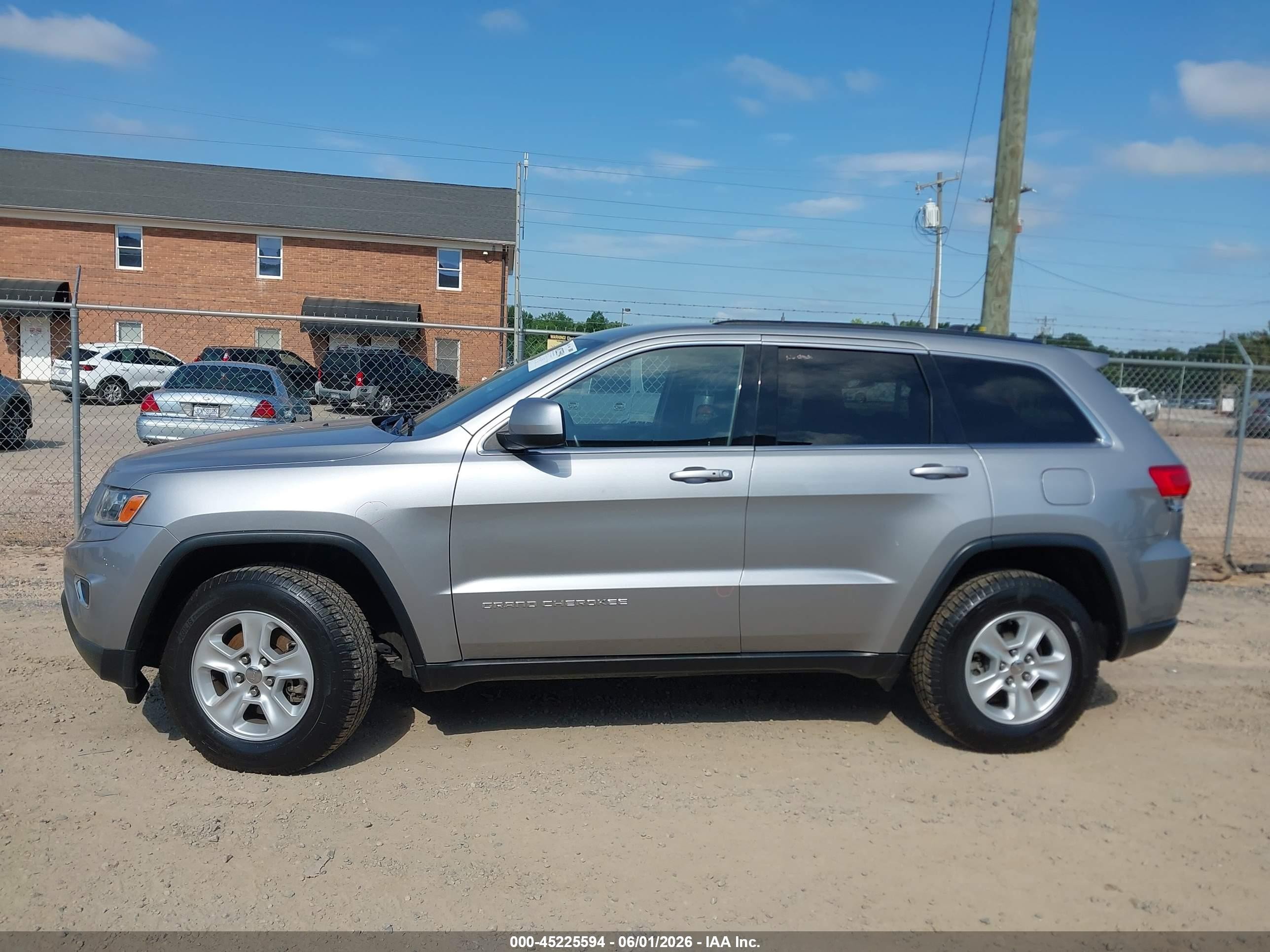 2015 Jeep Grand Cherokee Laredo Серебряный vin: 1C4RJFAG2FC940973