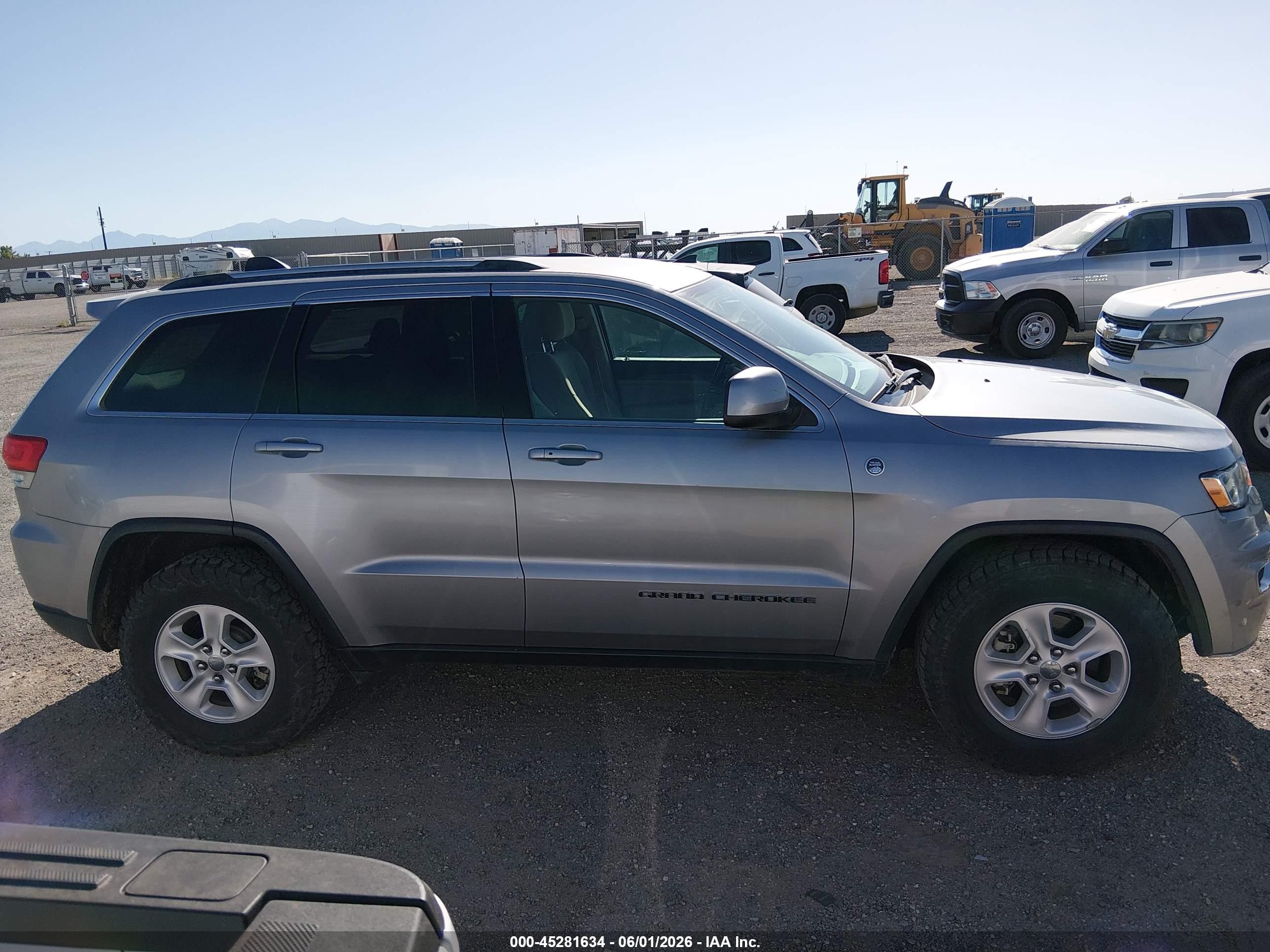 2017 Jeep Grand Cherokee Laredo 4x4 Silver vin: 1C4RJFAG2HC638294