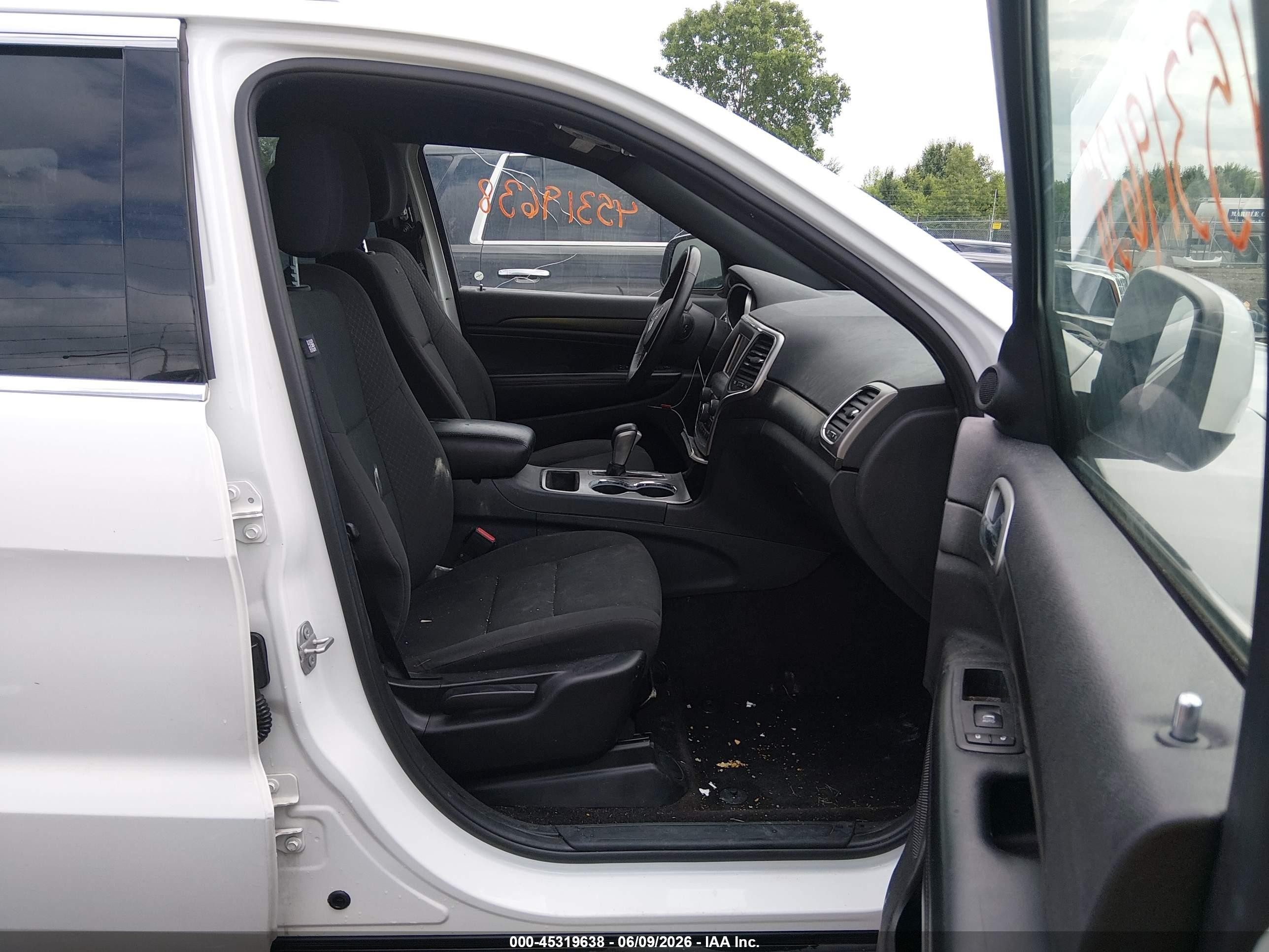 2018 Jeep Grand Cherokee Laredo E 4x4 White vin: 1C4RJFAG2JC476138
