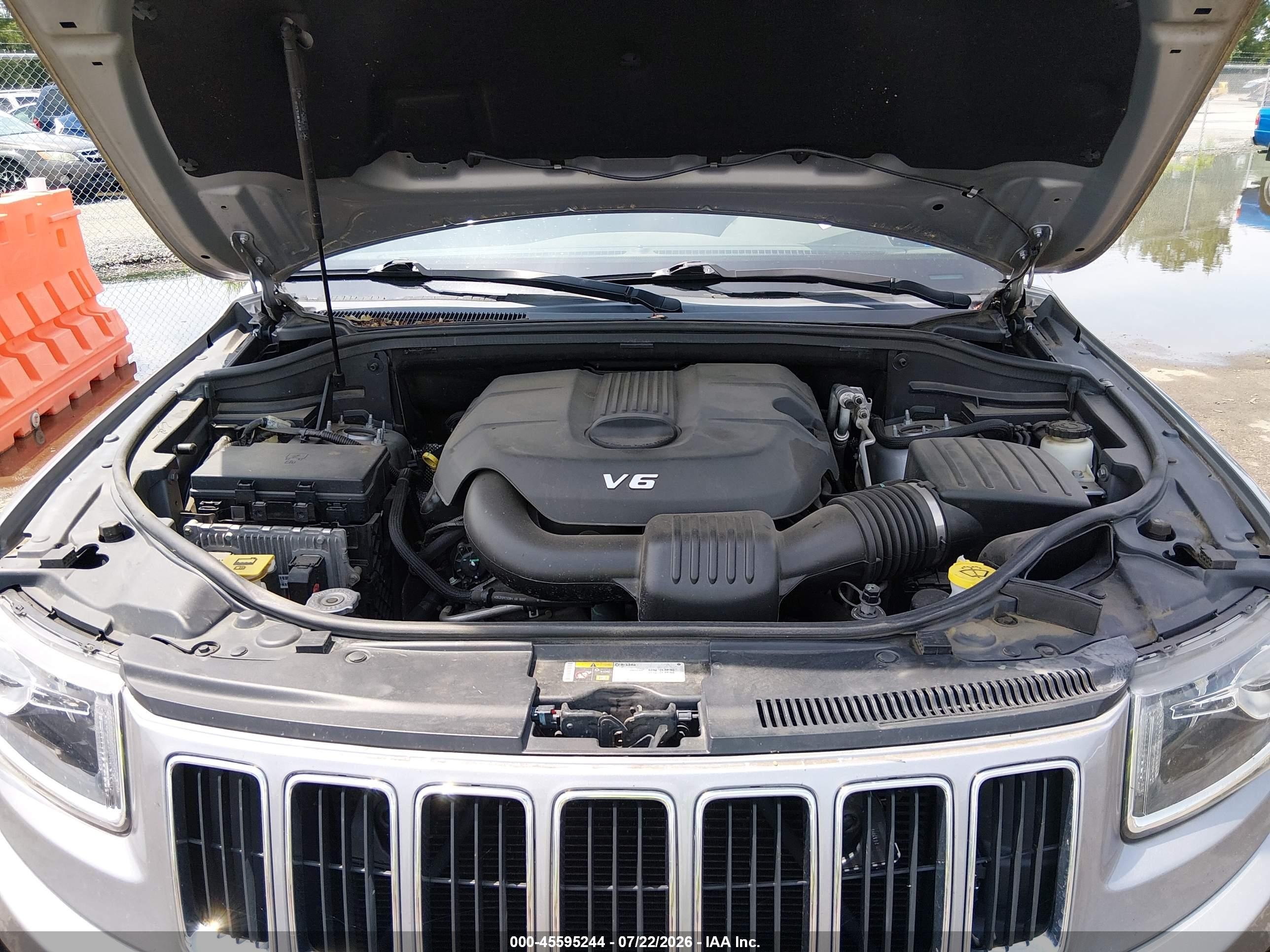 2014 Jeep Grand Cherokee Laredo Silver vin: 1C4RJFAG3EC333527