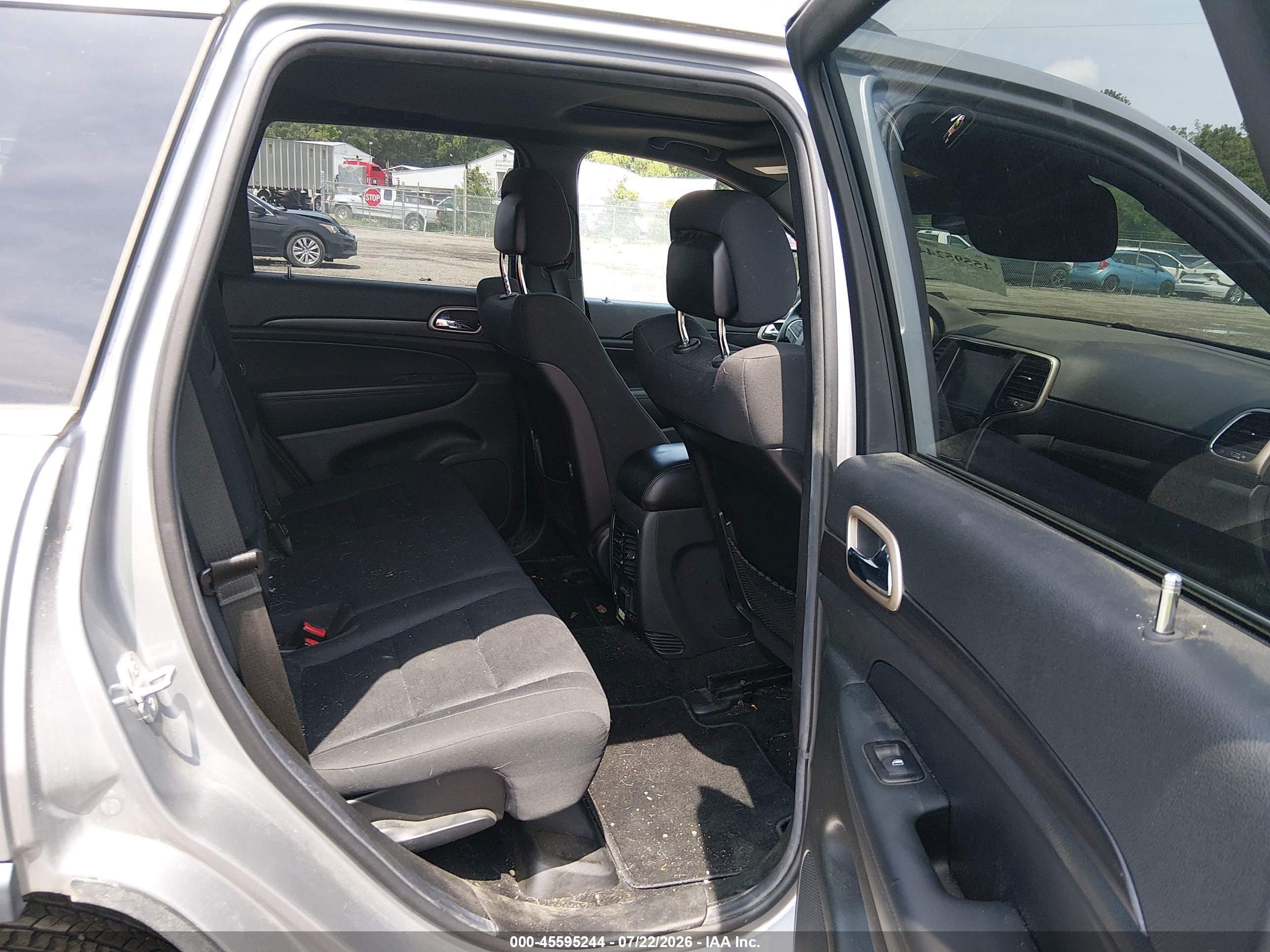 2014 Jeep Grand Cherokee Laredo Silver vin: 1C4RJFAG3EC333527