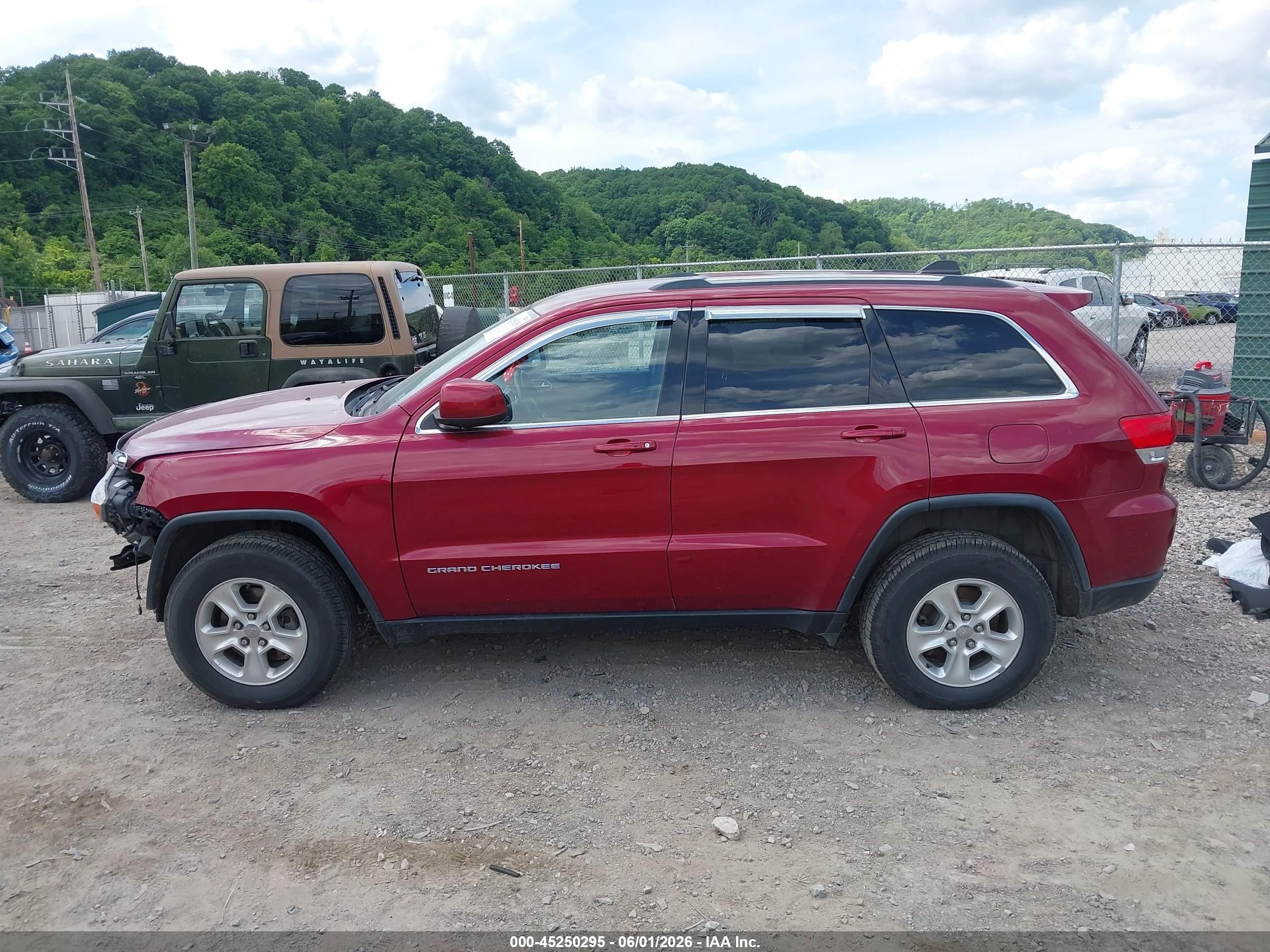 2015 Jeep Grand Cherokee Laredo Burgundy vin: 1C4RJFAG3FC225099