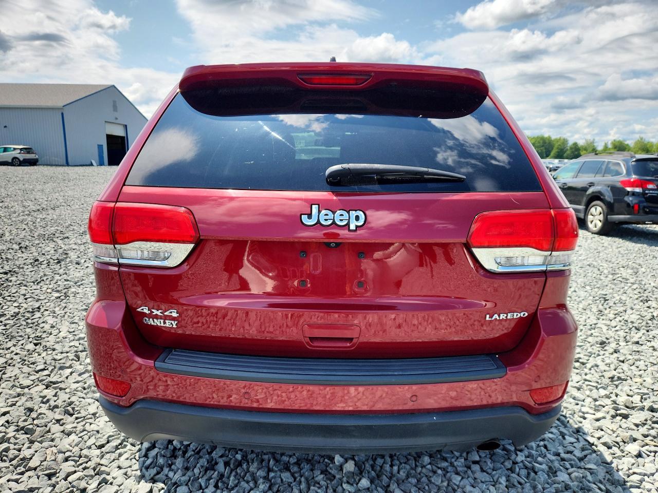 2015 Jeep Grand Cherokee Laredo Red vin: 1C4RJFAG3FC228343