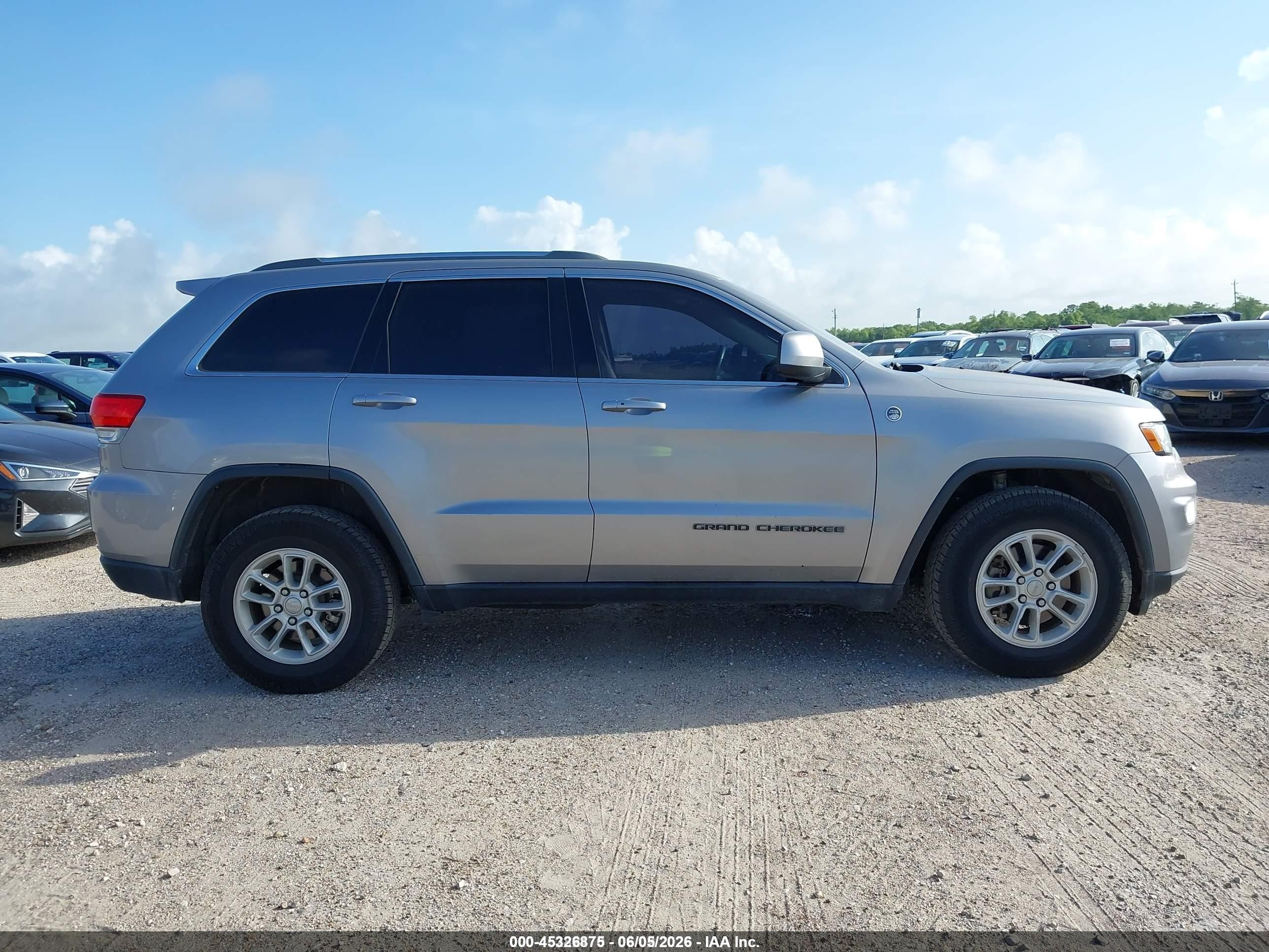 2018 Jeep Grand Cherokee Laredo E 4x4 Серебряный vin: 1C4RJFAG3JC161882