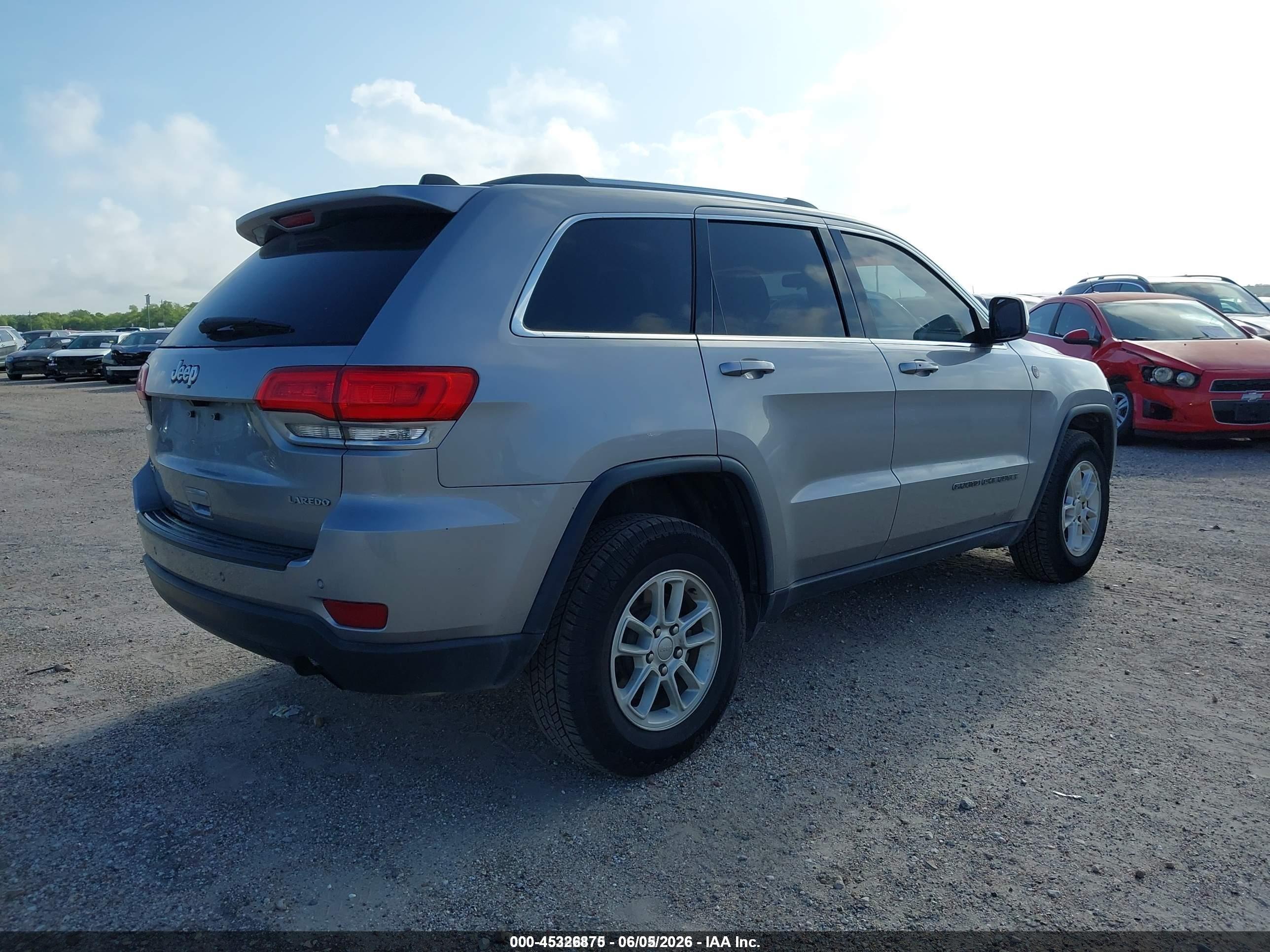 2018 Jeep Grand Cherokee Laredo E 4x4 Серебряный vin: 1C4RJFAG3JC161882