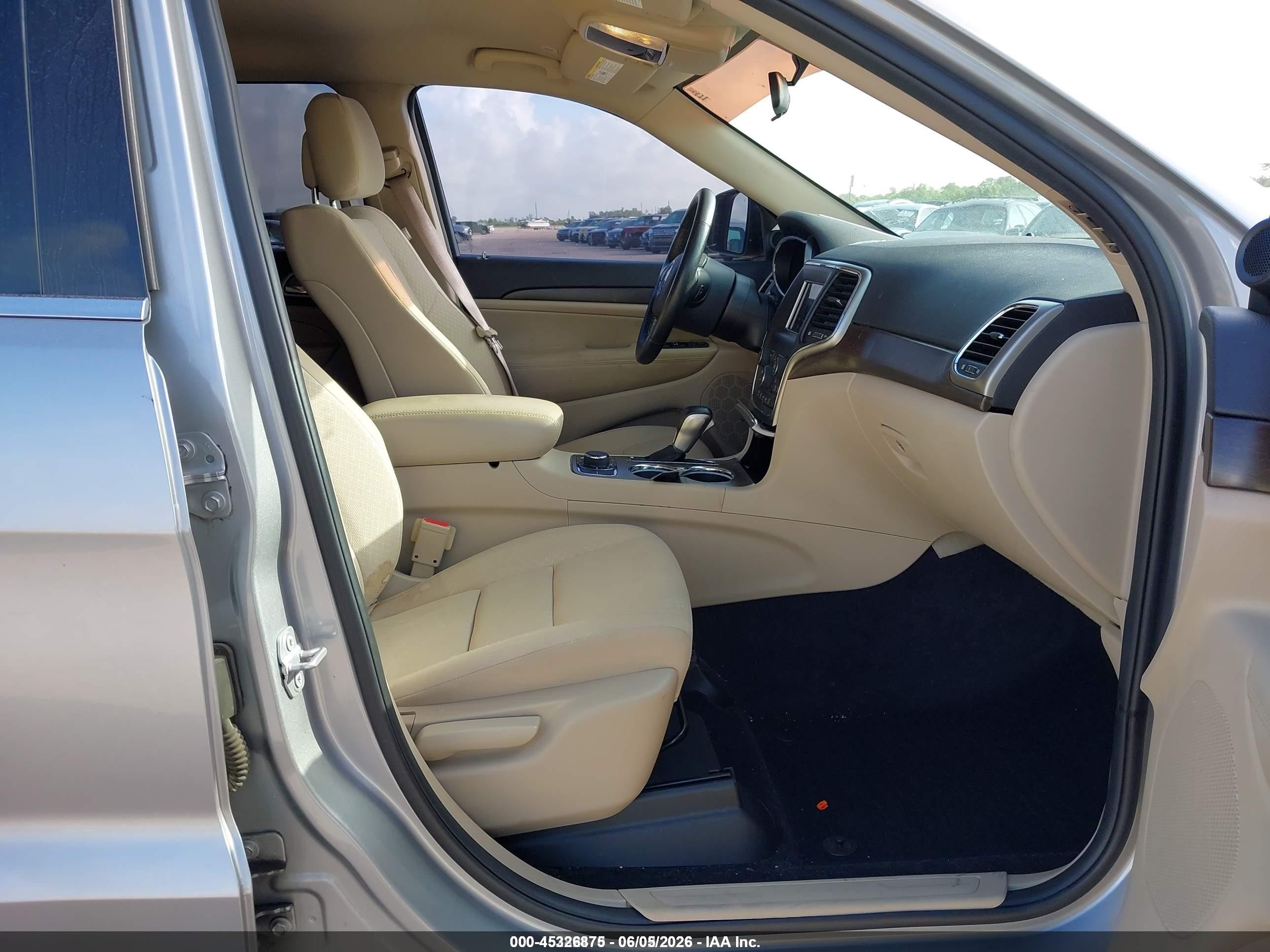2018 Jeep Grand Cherokee Laredo E 4x4 Серебряный vin: 1C4RJFAG3JC161882