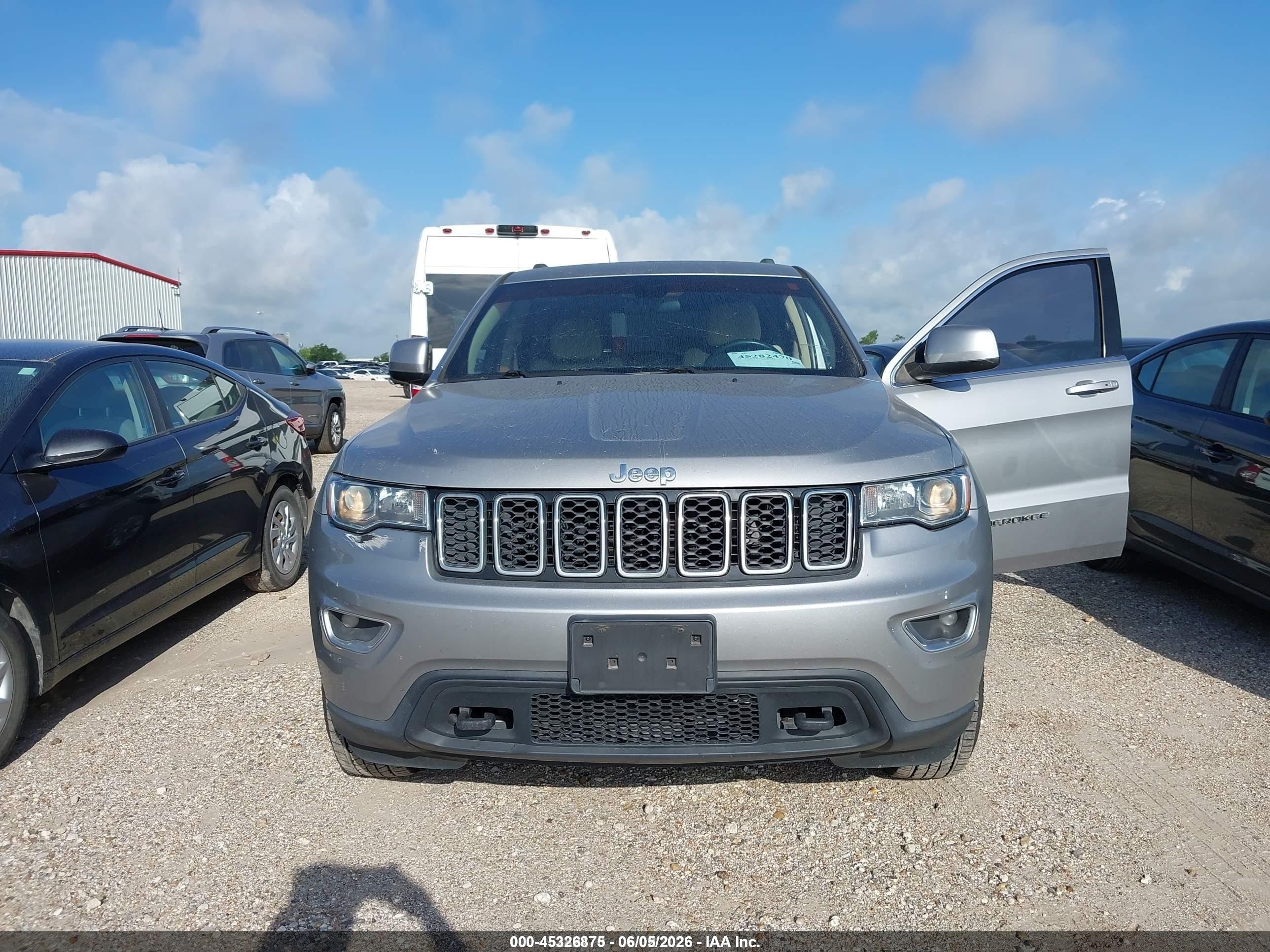 2018 Jeep Grand Cherokee Laredo E 4x4 Серебряный vin: 1C4RJFAG3JC161882