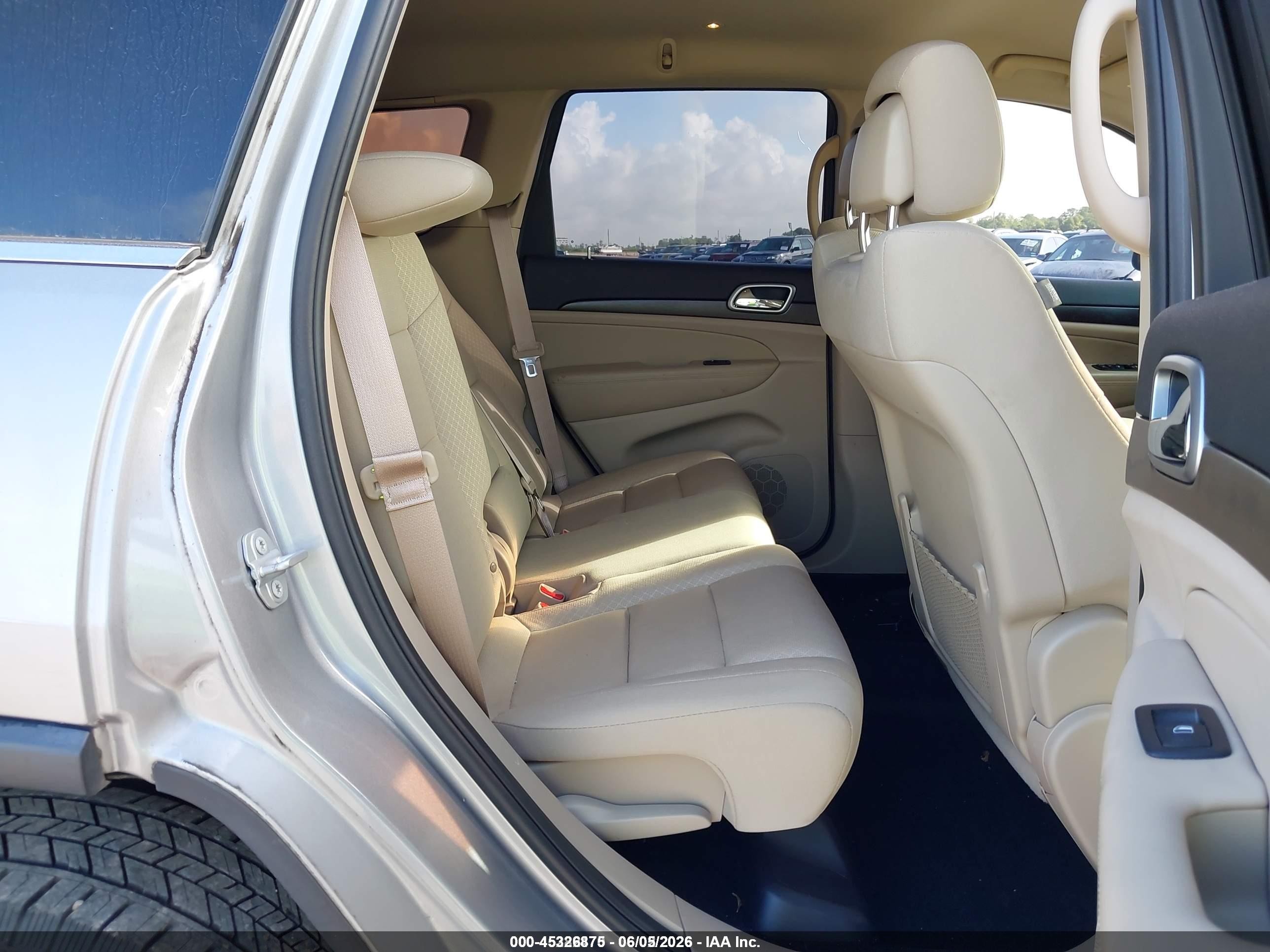 2018 Jeep Grand Cherokee Laredo E 4x4 Серебряный vin: 1C4RJFAG3JC161882