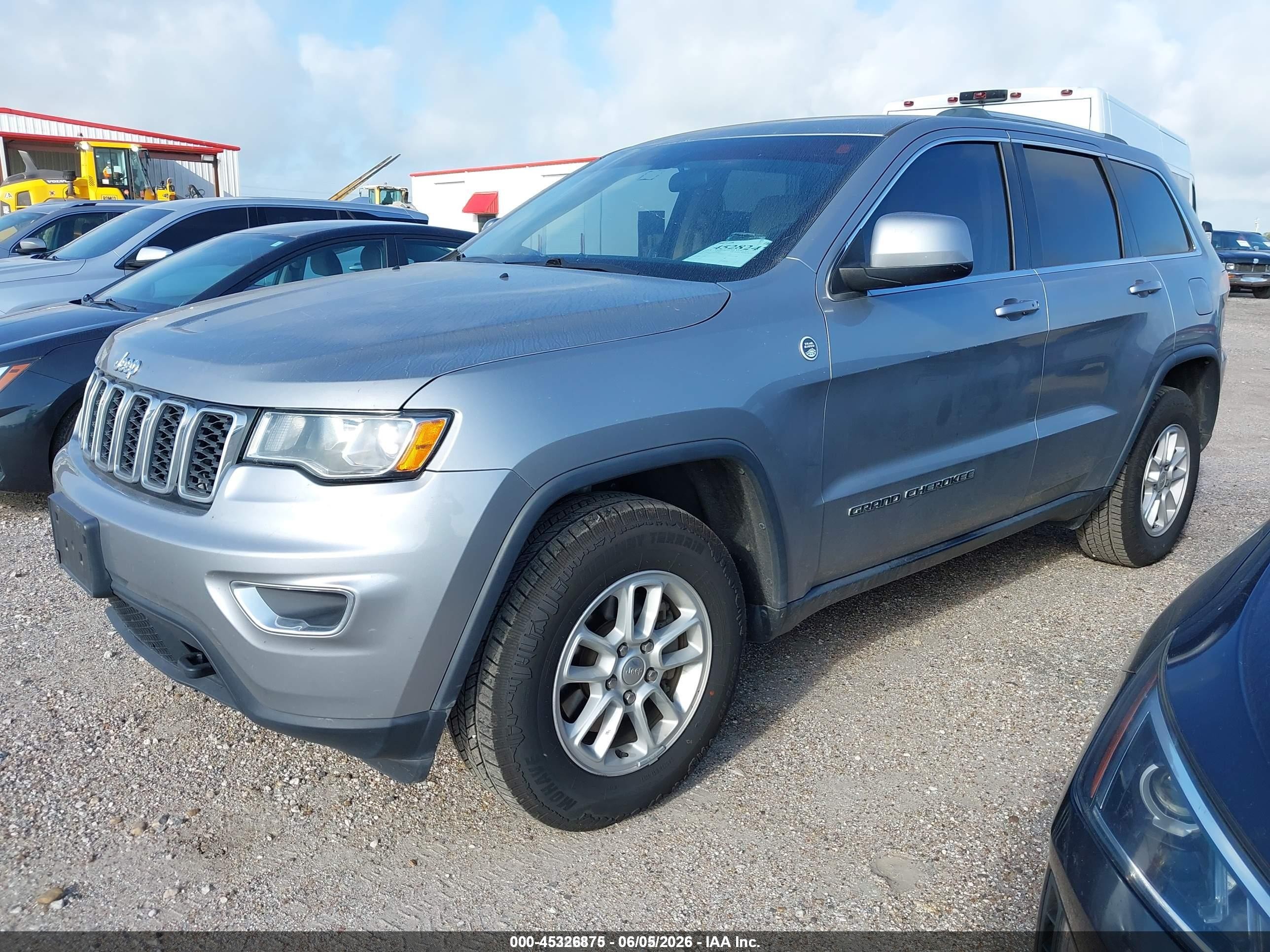 2018 Jeep Grand Cherokee Laredo E 4x4 Серебряный vin: 1C4RJFAG3JC161882
