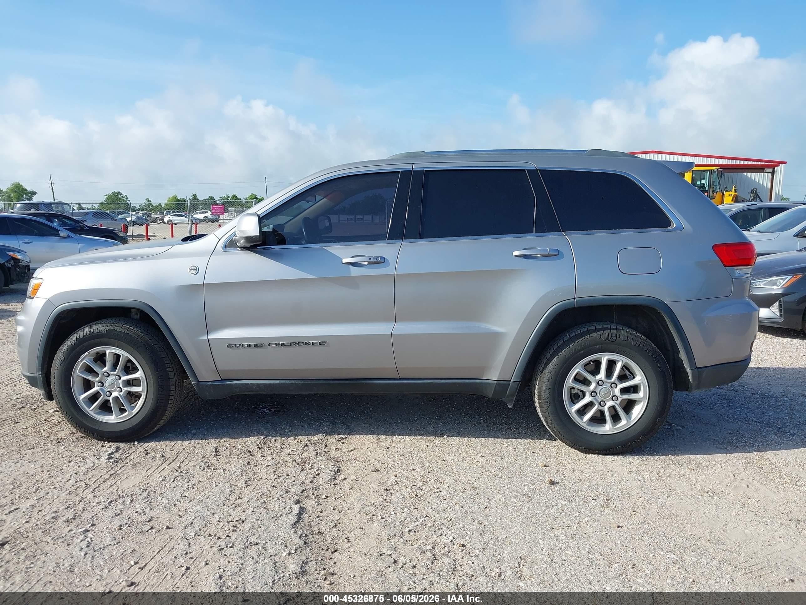 2018 Jeep Grand Cherokee Laredo E 4x4 Серебряный vin: 1C4RJFAG3JC161882