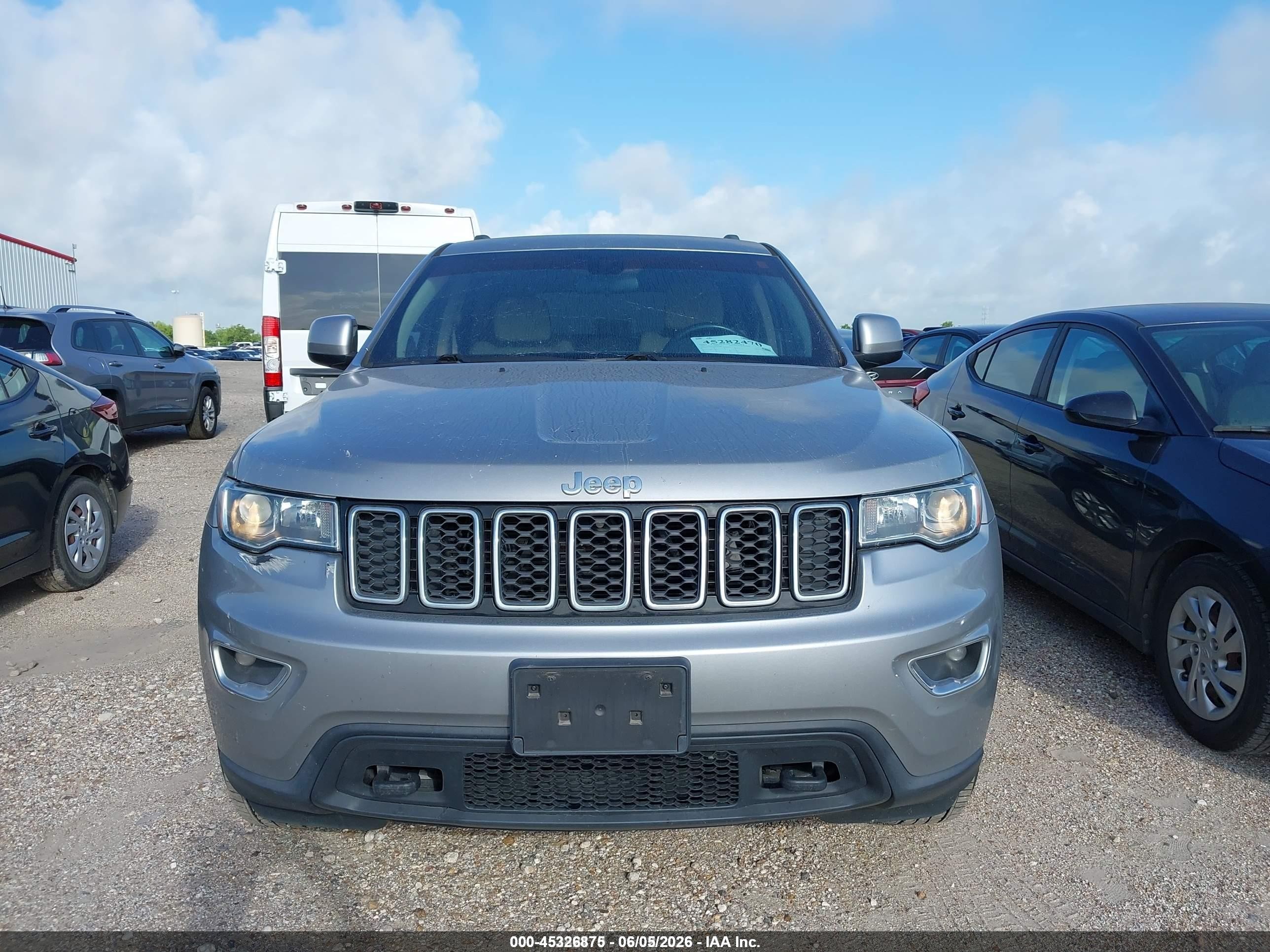 2018 Jeep Grand Cherokee Laredo E 4x4 Серебряный vin: 1C4RJFAG3JC161882