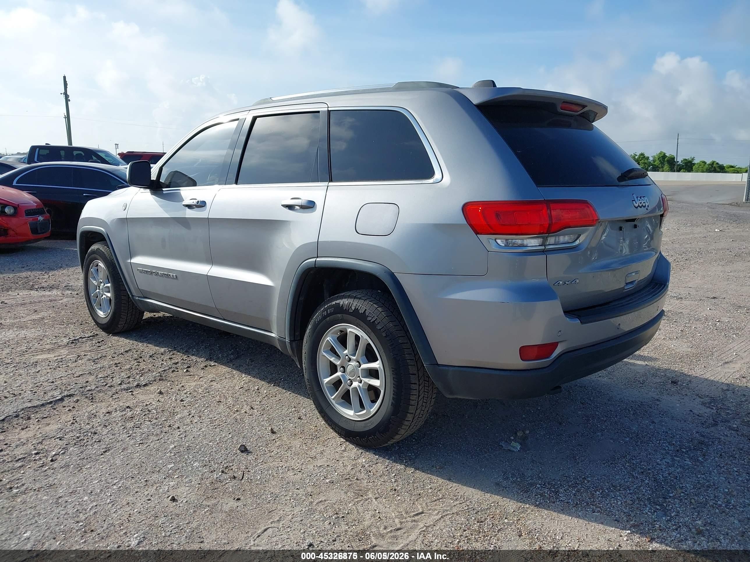 2018 Jeep Grand Cherokee Laredo E 4x4 Серебряный vin: 1C4RJFAG3JC161882