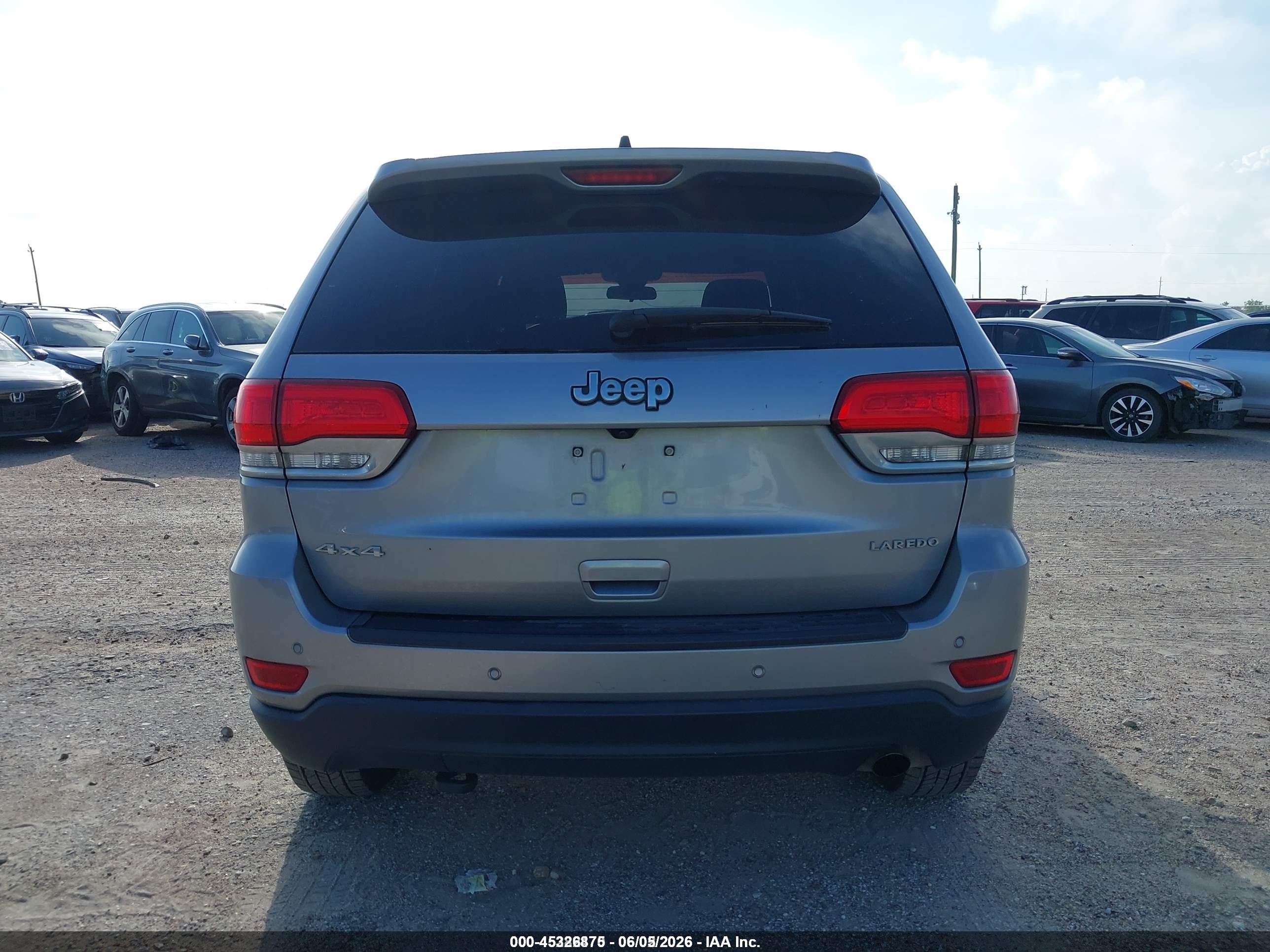 2018 Jeep Grand Cherokee Laredo E 4x4 Серебряный vin: 1C4RJFAG3JC161882