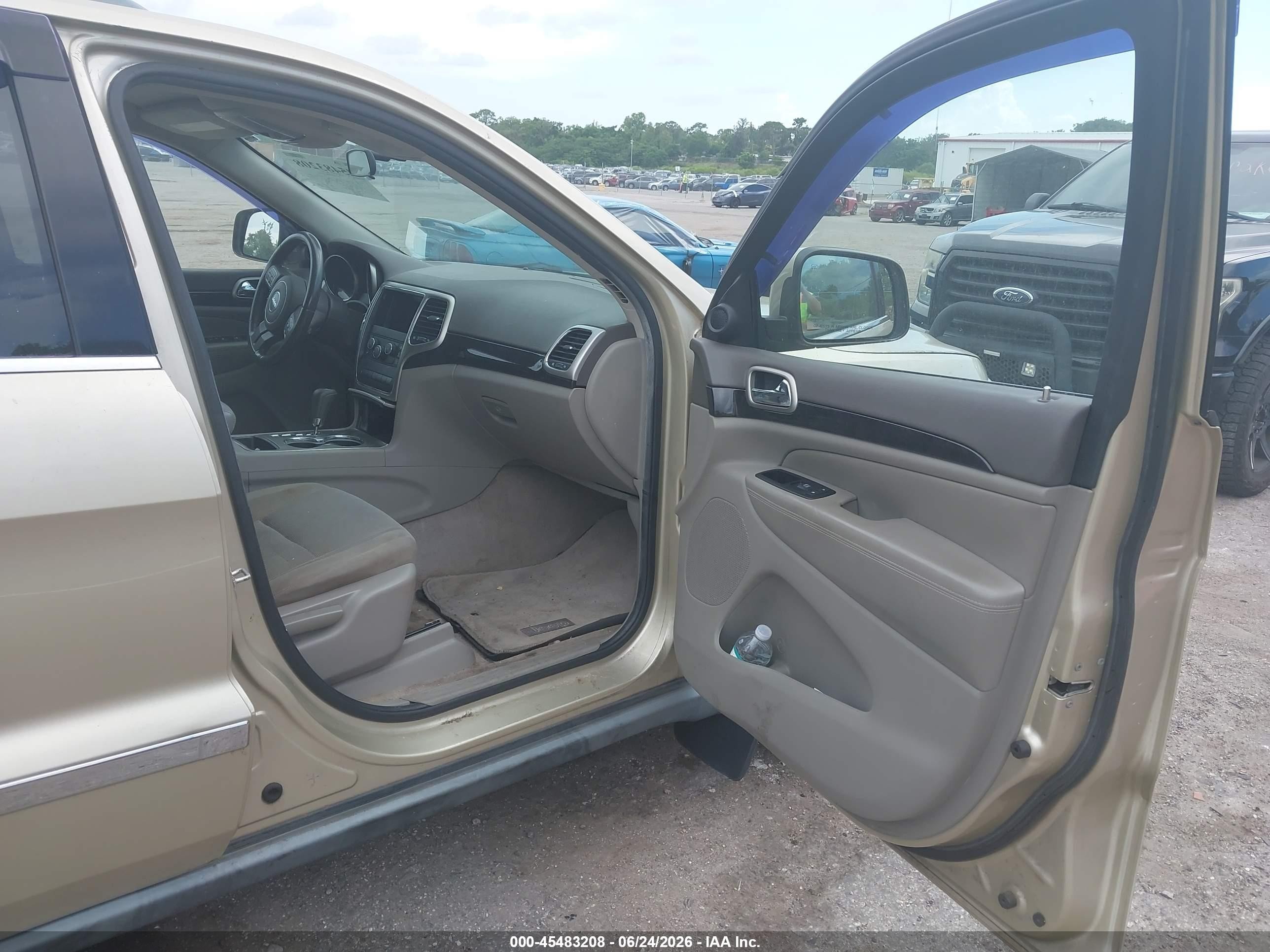 2012 Jeep Grand Cherokee Laredo Beige vin: 1C4RJFAG4CC179939