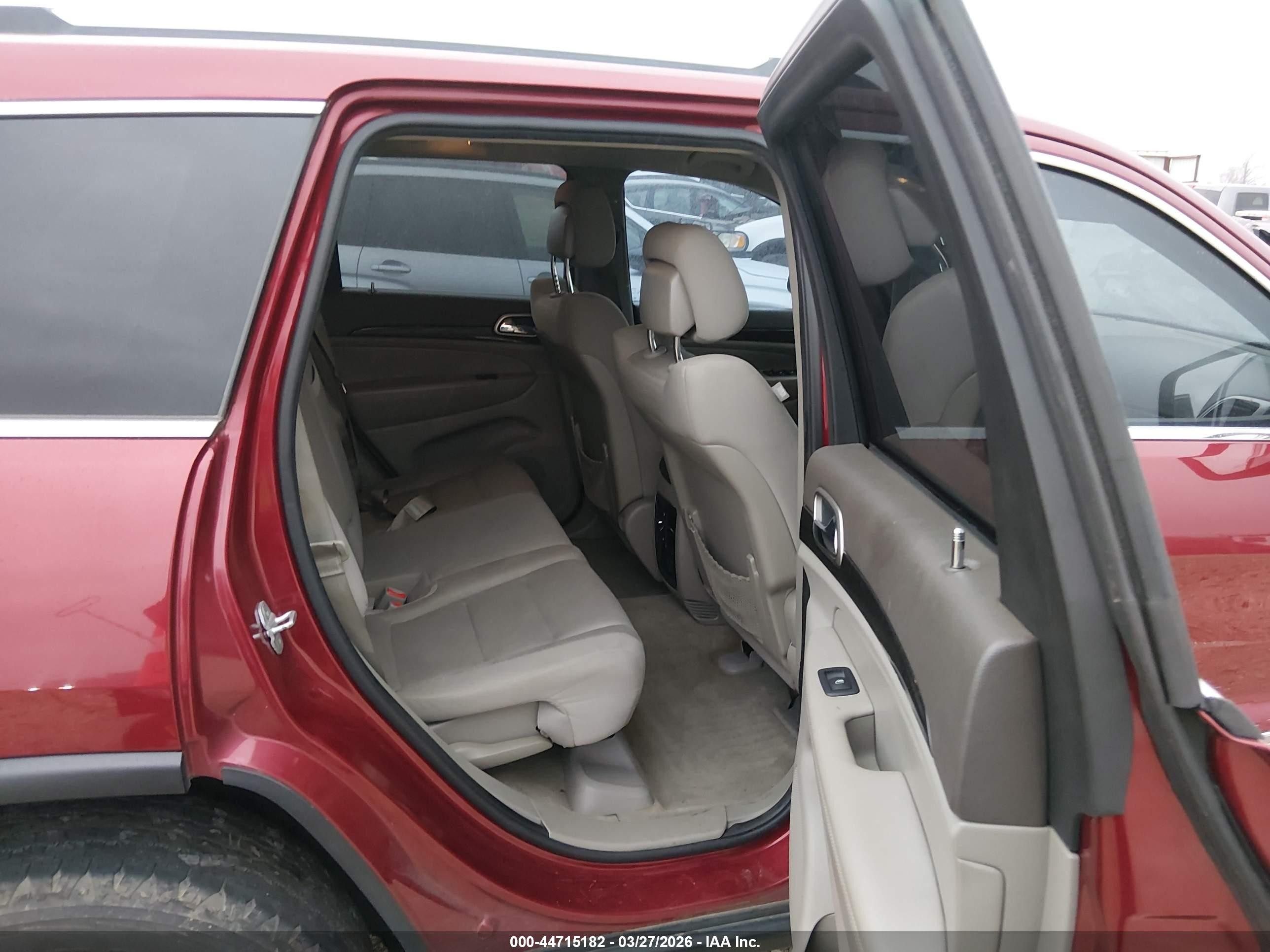 2013 Jeep Grand Cherokee Laredo Red vin: 1C4RJFAG4DC555914
