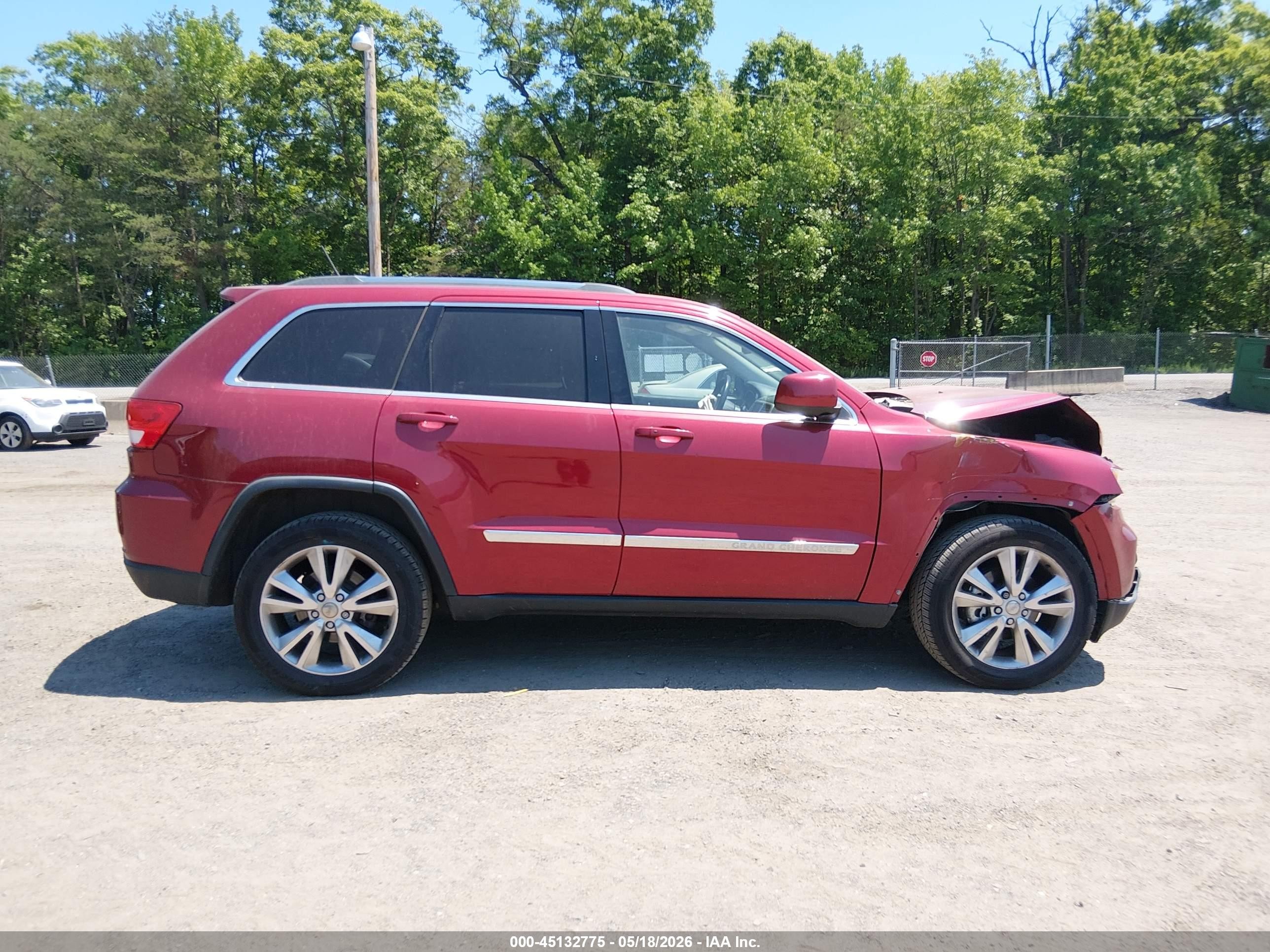 2013 Jeep Grand Cherokee Laredo Red vin: 1C4RJFAG4DC642258