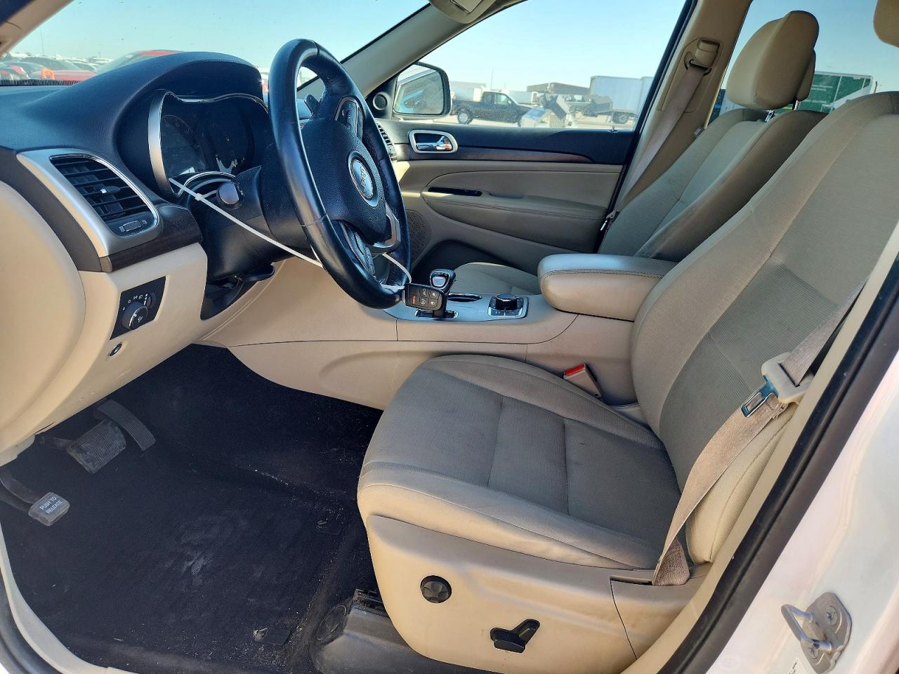 2014 Jeep Grand Cherokee Laredo White vin: 1C4RJFAG4EC482593