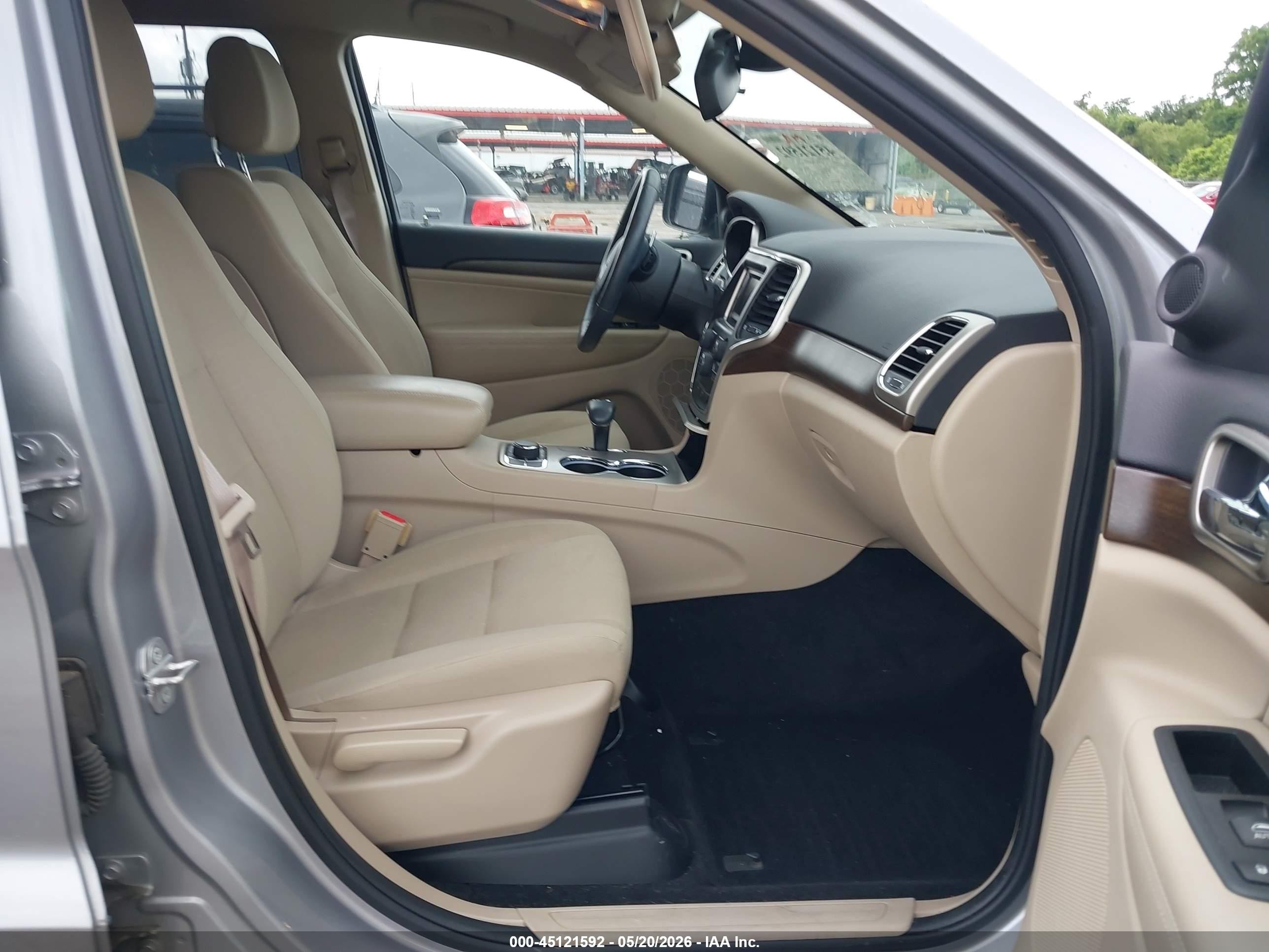2015 Jeep Grand Cherokee Laredo Серебряный vin: 1C4RJFAG4FC786279