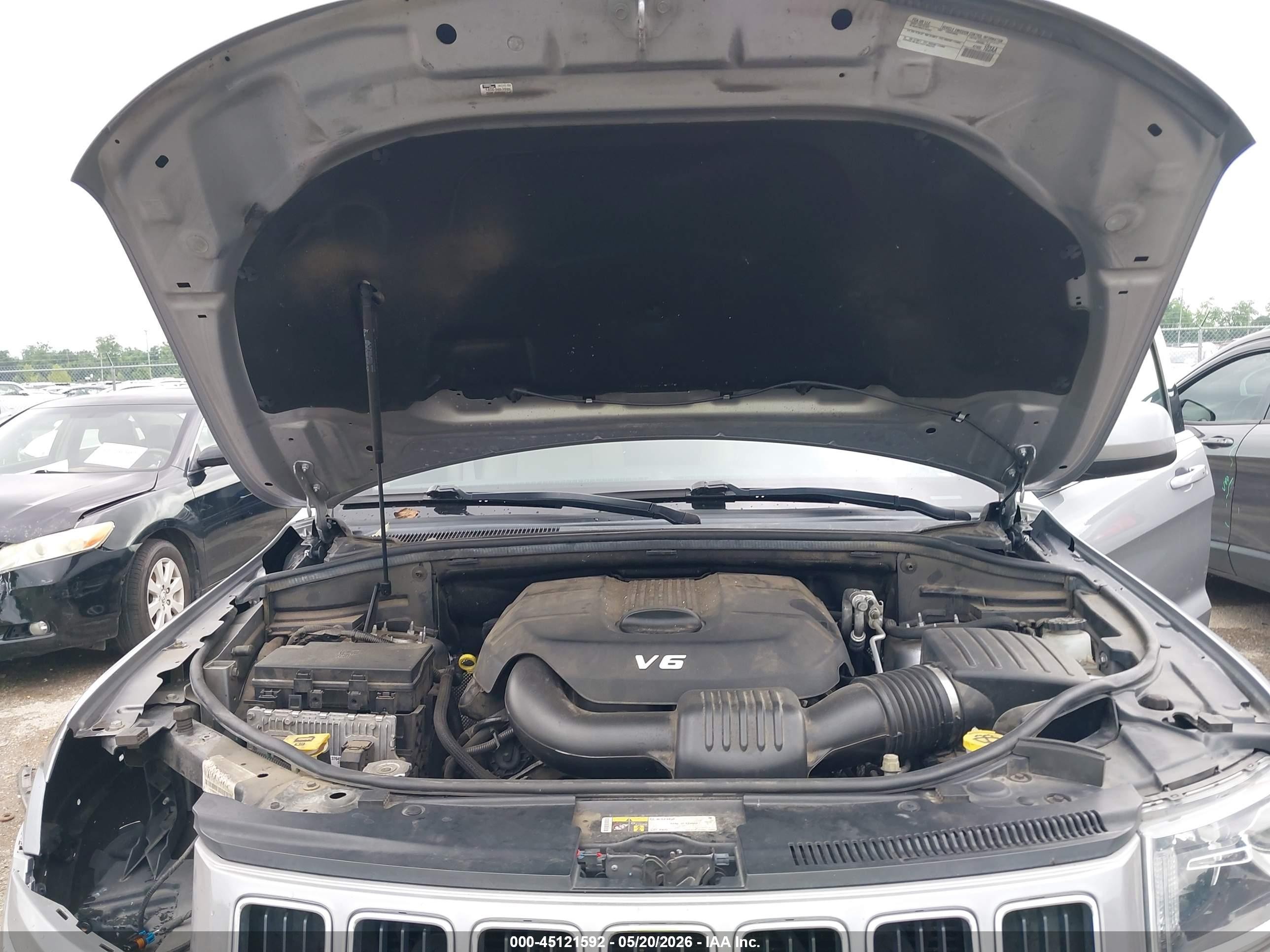 2015 Jeep Grand Cherokee Laredo Серебряный vin: 1C4RJFAG4FC786279