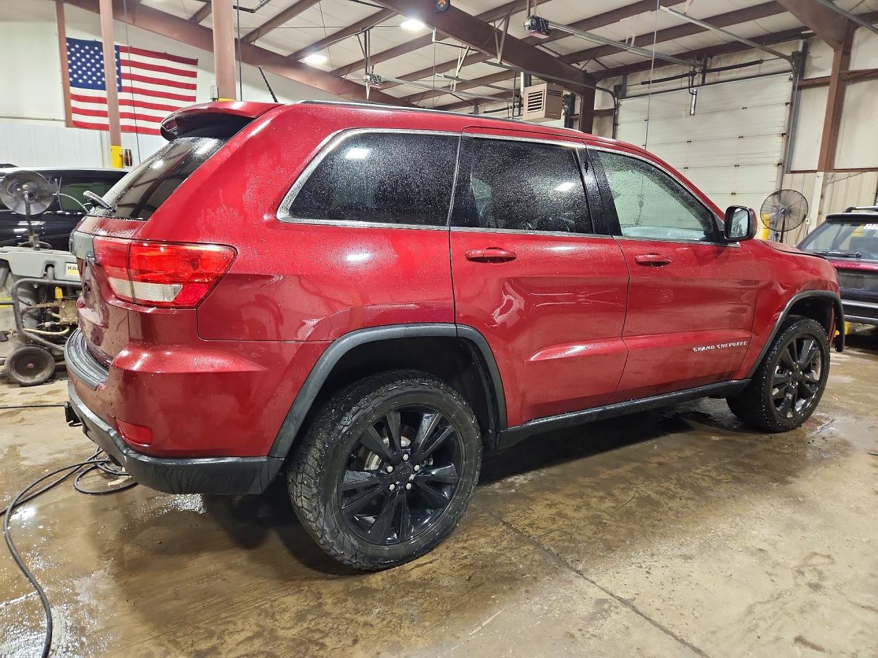 2012 Jeep Grand Cherokee Laredo Красный vin: 1C4RJFAG5CC352142