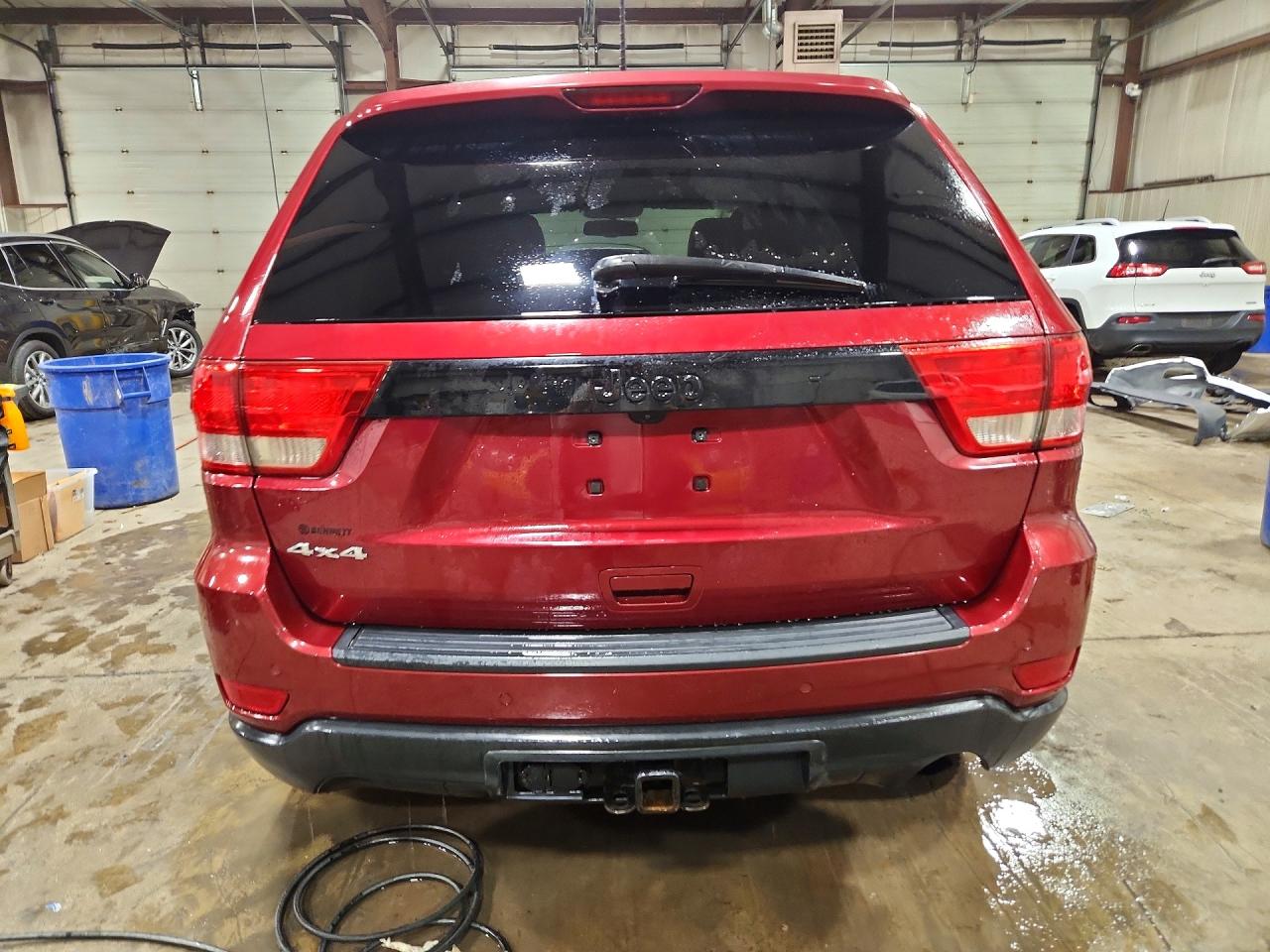 2012 Jeep Grand Cherokee Laredo Красный vin: 1C4RJFAG5CC352142