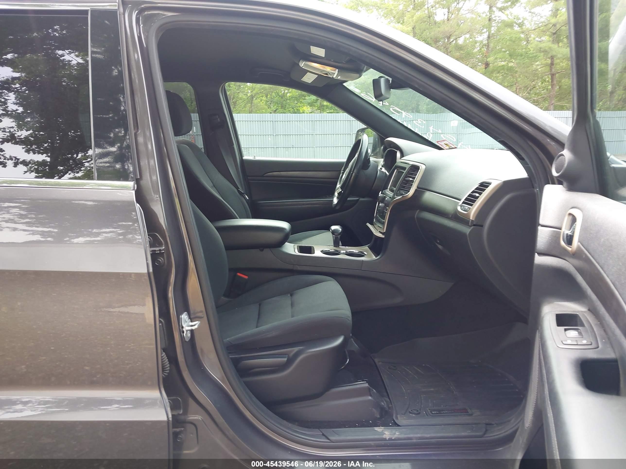 2015 Jeep Grand Cherokee Laredo Gray vin: 1C4RJFAG5FC115686