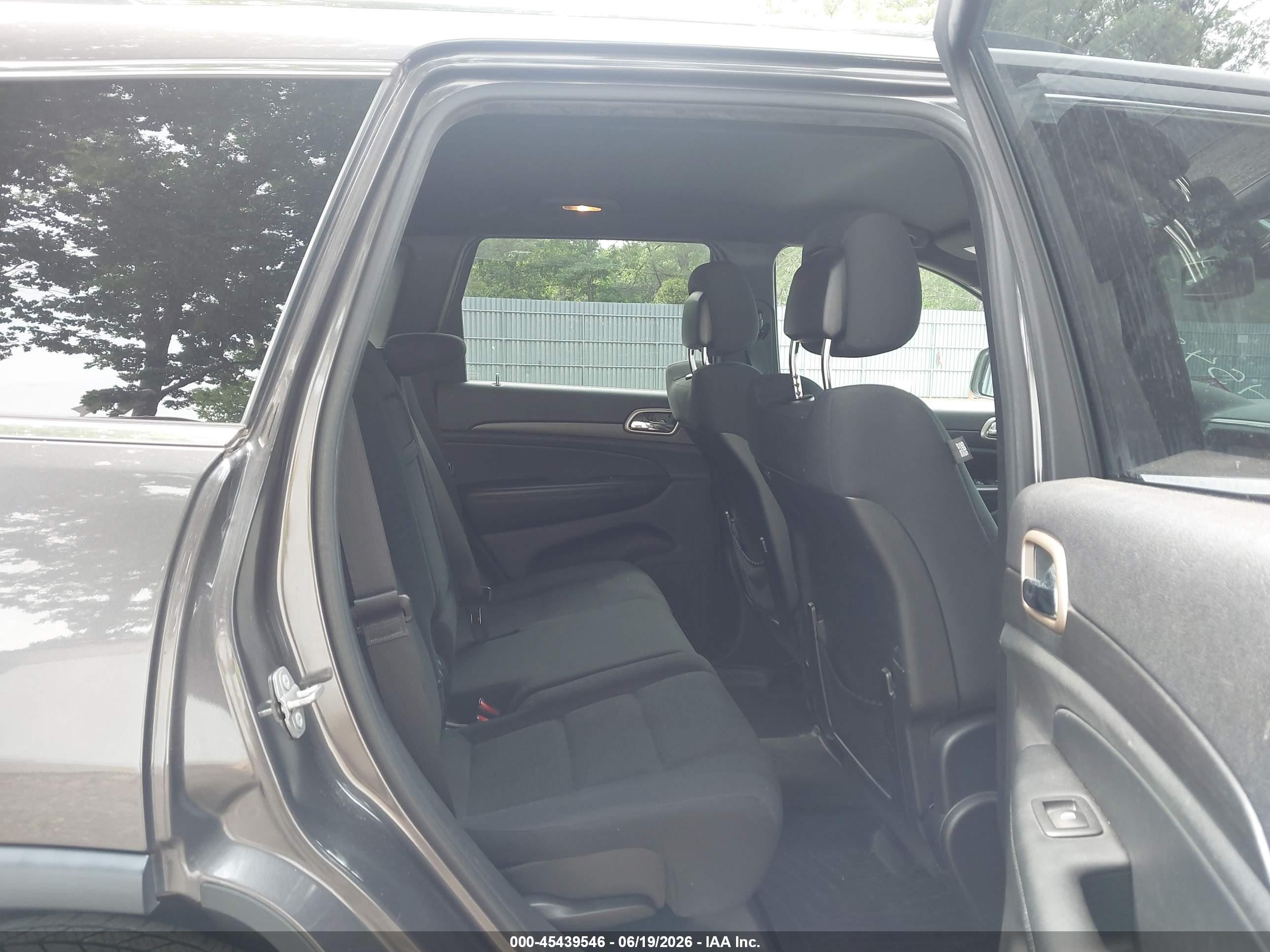 2015 Jeep Grand Cherokee Laredo Gray vin: 1C4RJFAG5FC115686