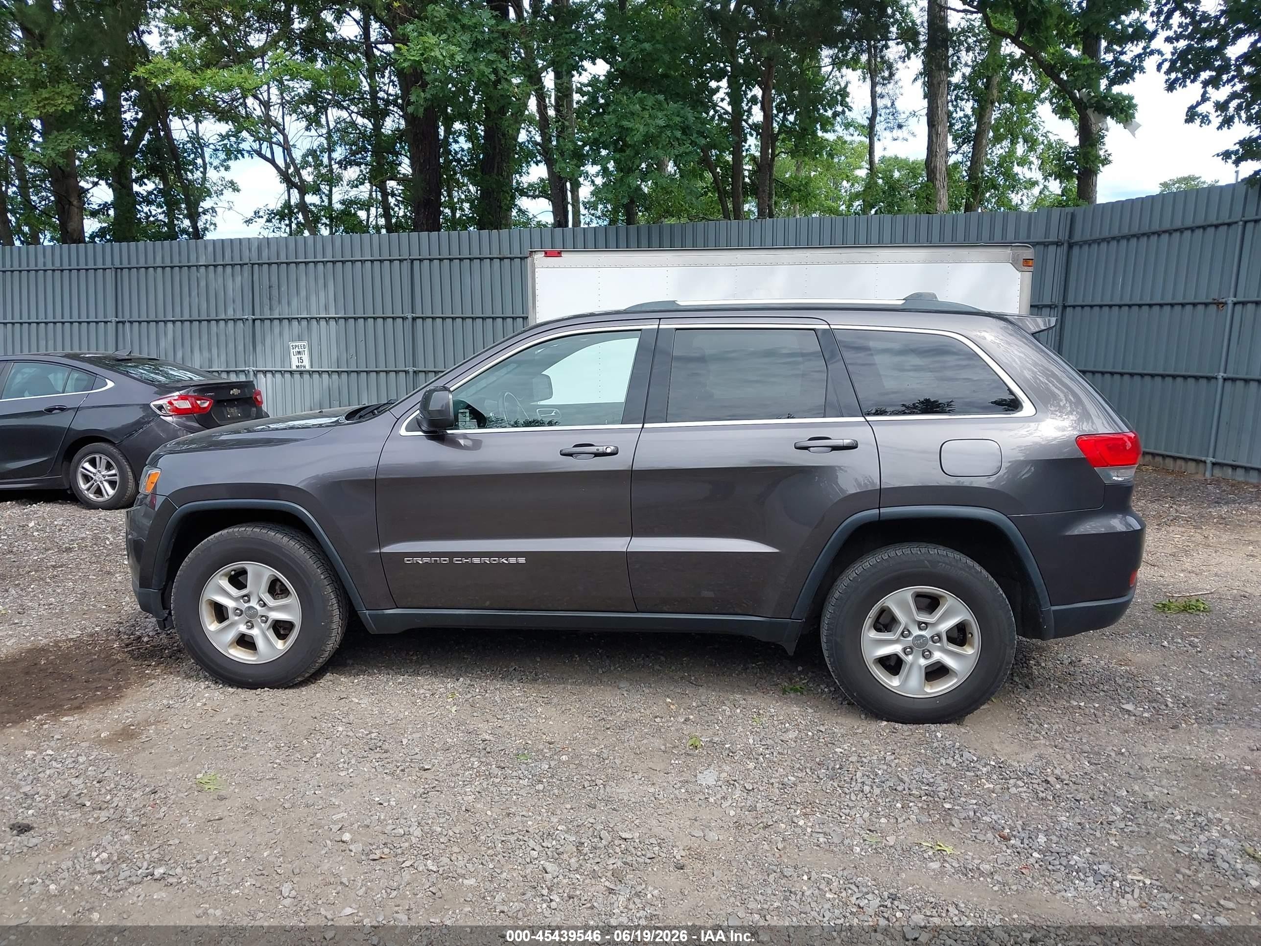 2015 Jeep Grand Cherokee Laredo Gray vin: 1C4RJFAG5FC115686