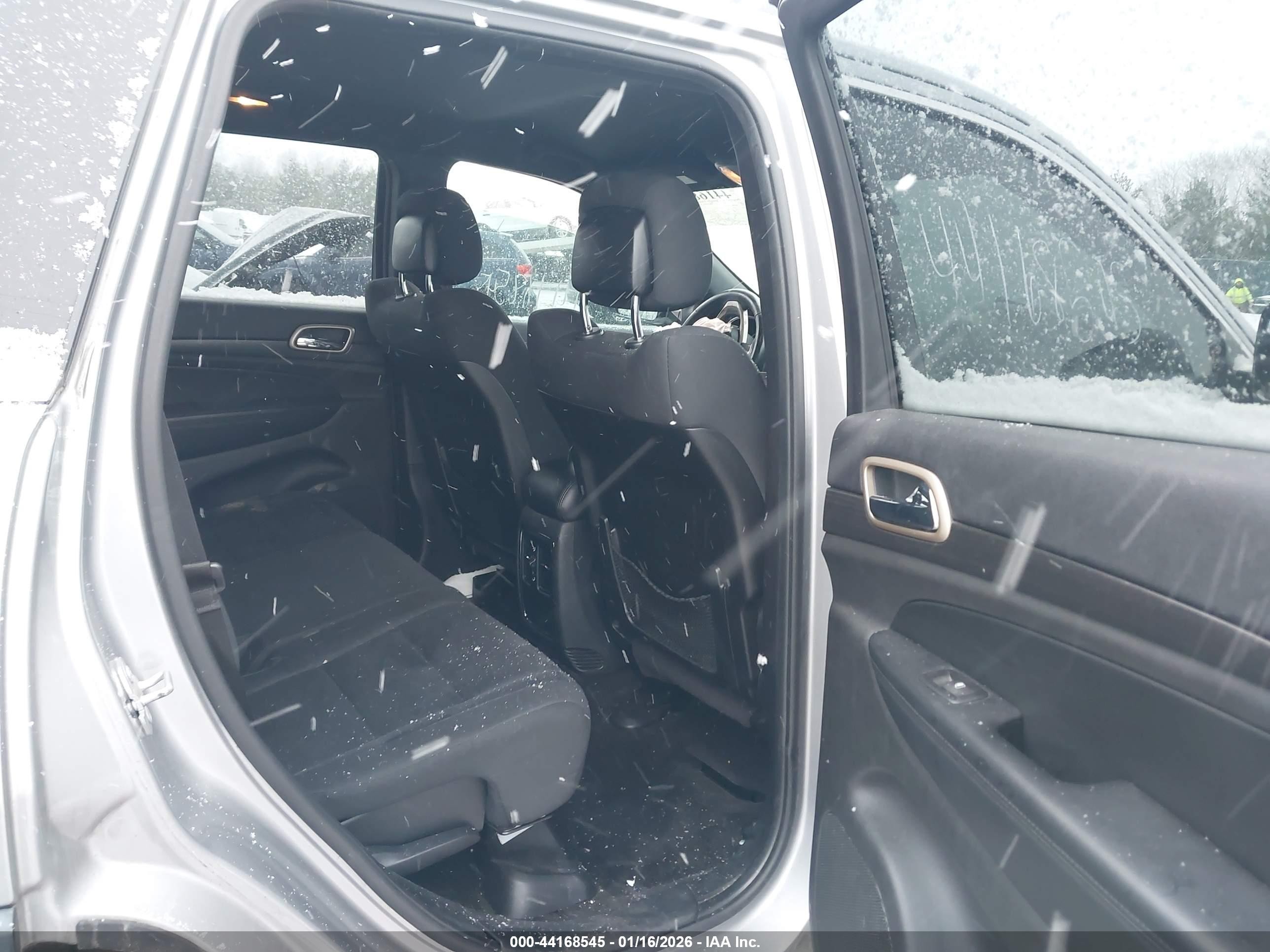 2015 Jeep Grand Cherokee Laredo Серебряный vin: 1C4RJFAG5FC895852