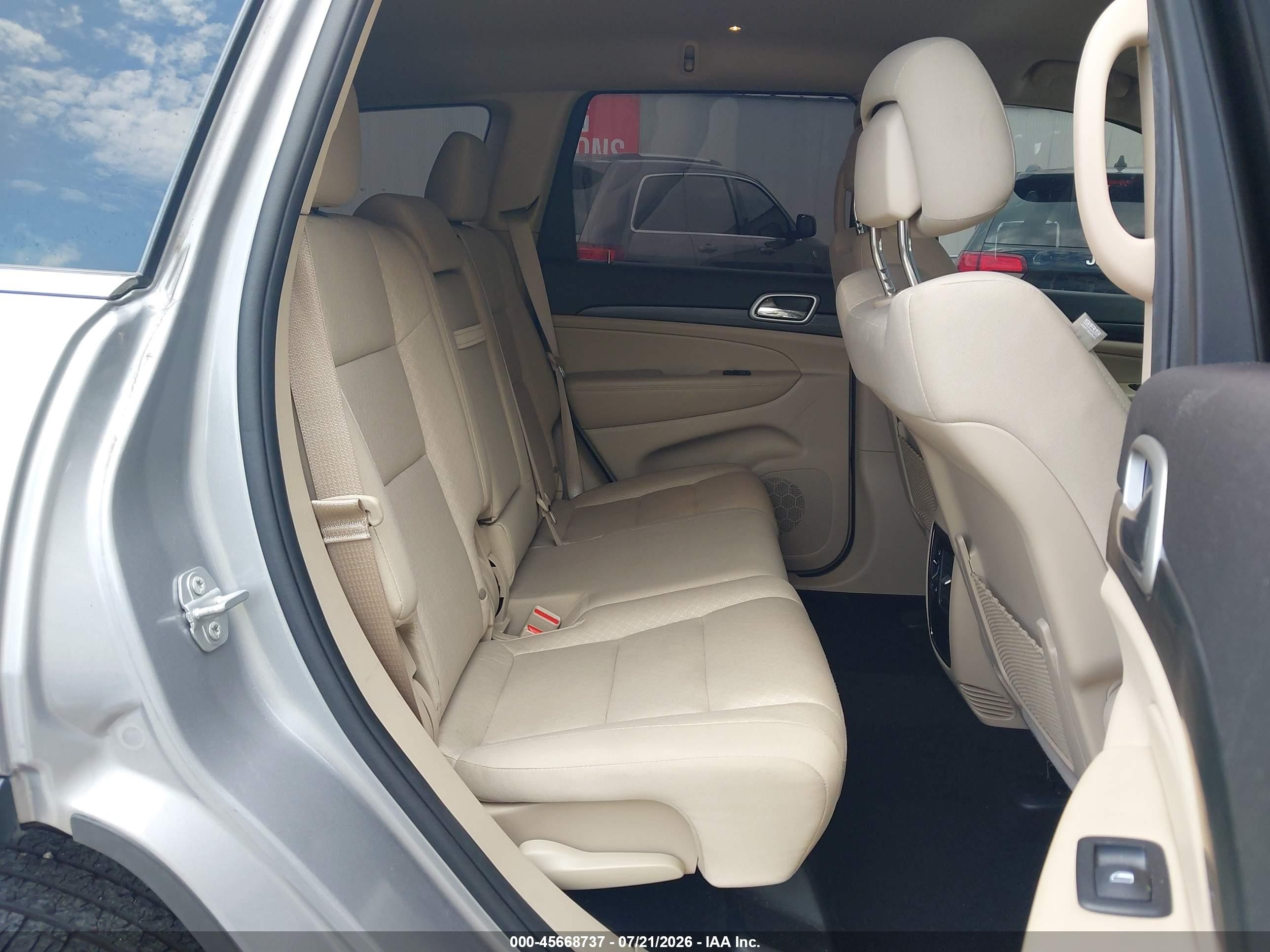 2019 Jeep Grand Cherokee Laredo E 4x4 Silver vin: 1C4RJFAG5KC837038