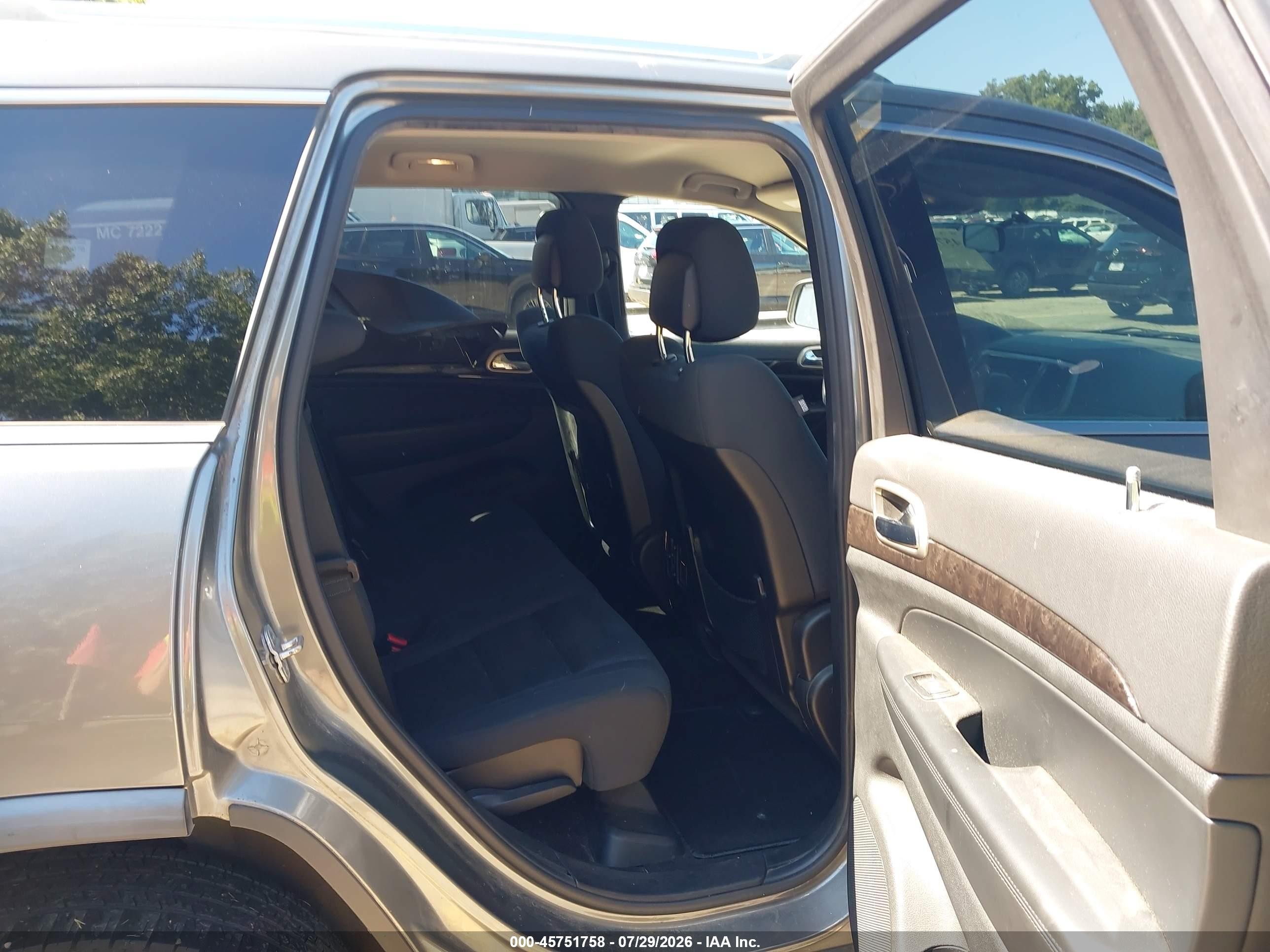 2012 Jeep Grand Cherokee Laredo Silver vin: 1C4RJFAG6CC125204