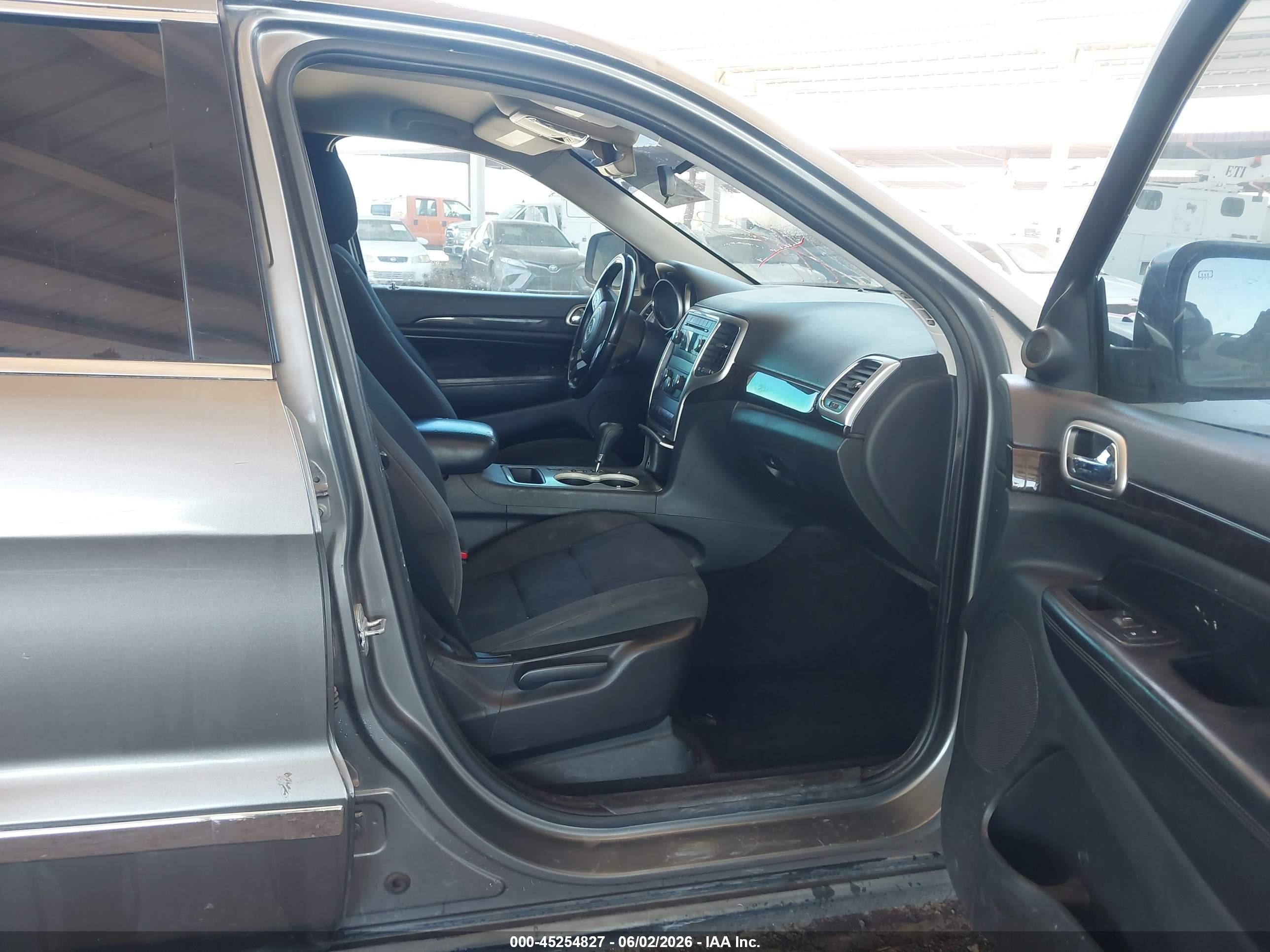 2012 Jeep Grand Cherokee Laredo Silver vin: 1C4RJFAG6CC223651