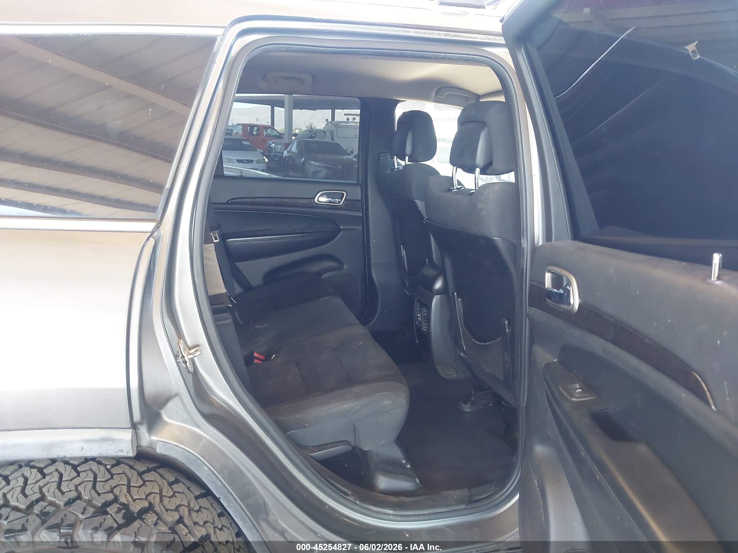 2012 Jeep Grand Cherokee Laredo Silver vin: 1C4RJFAG6CC223651